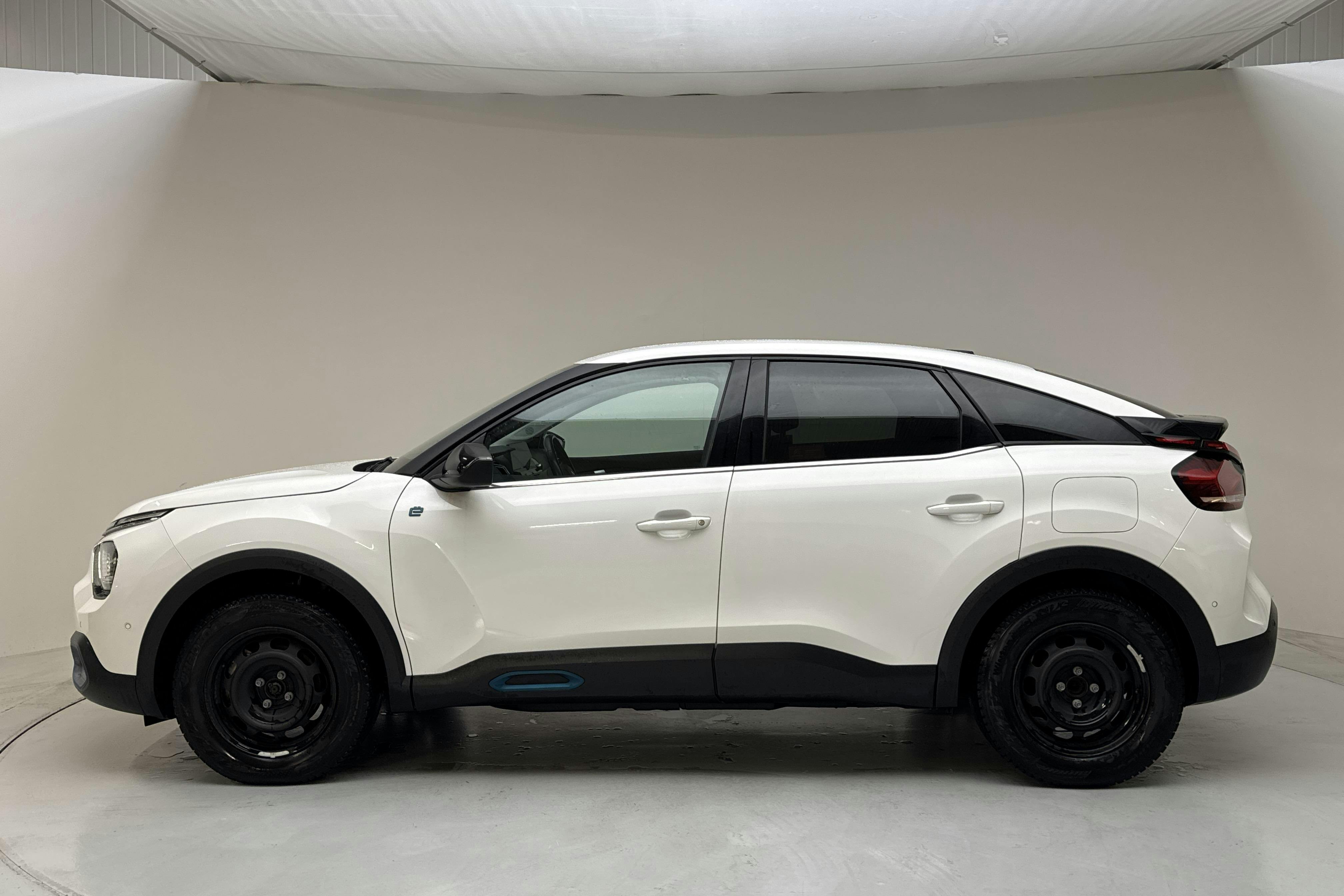 Presentationsfoto 2 av 15: Citroën e-C4 50kWh (136hk) - 5 574 mil - Automat - vit - 2022