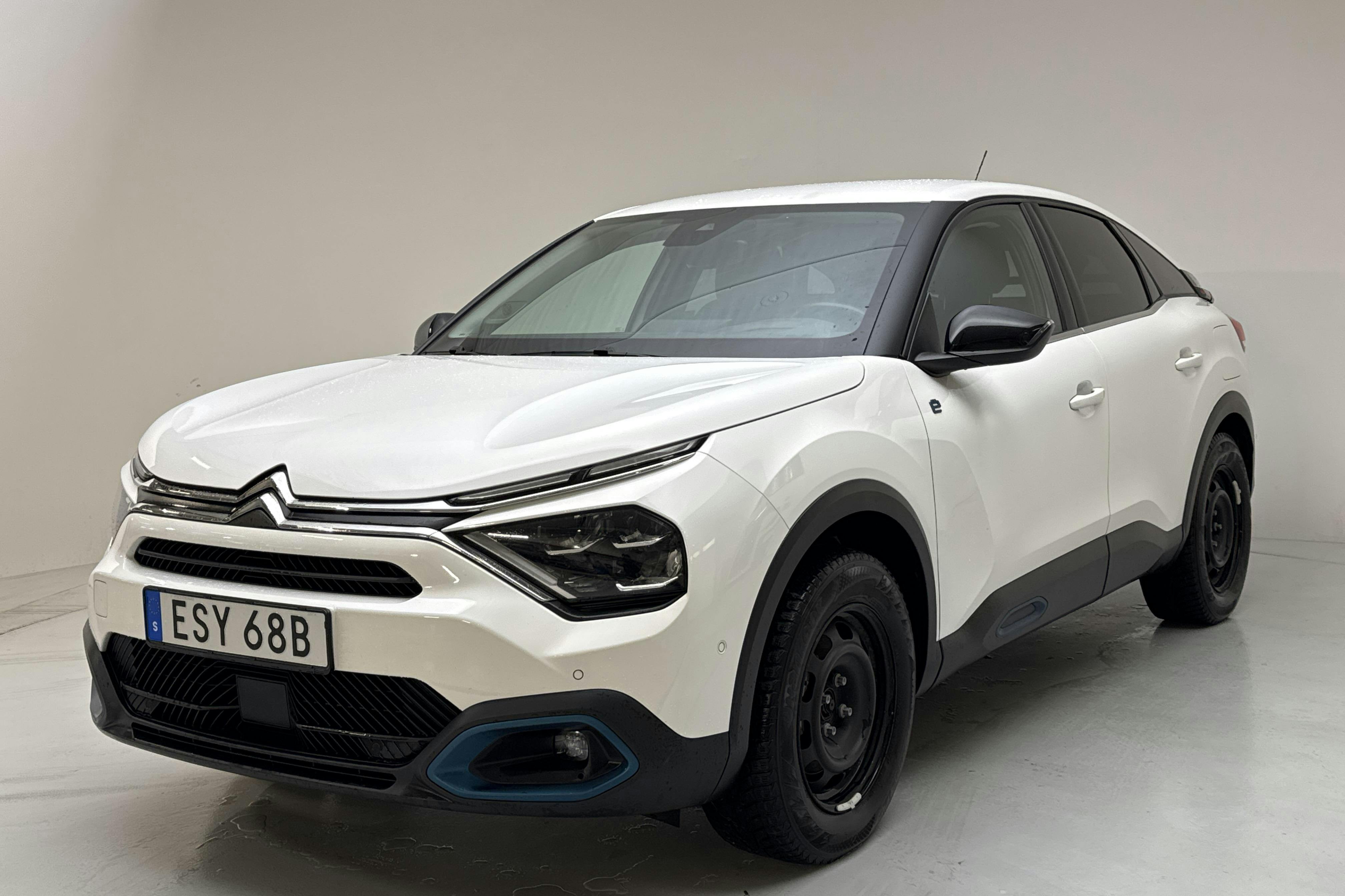 Presentationsfoto 1 av 15: Citroën e-C4 50kWh (136hk) - 5 574 mil - Automat - vit - 2022