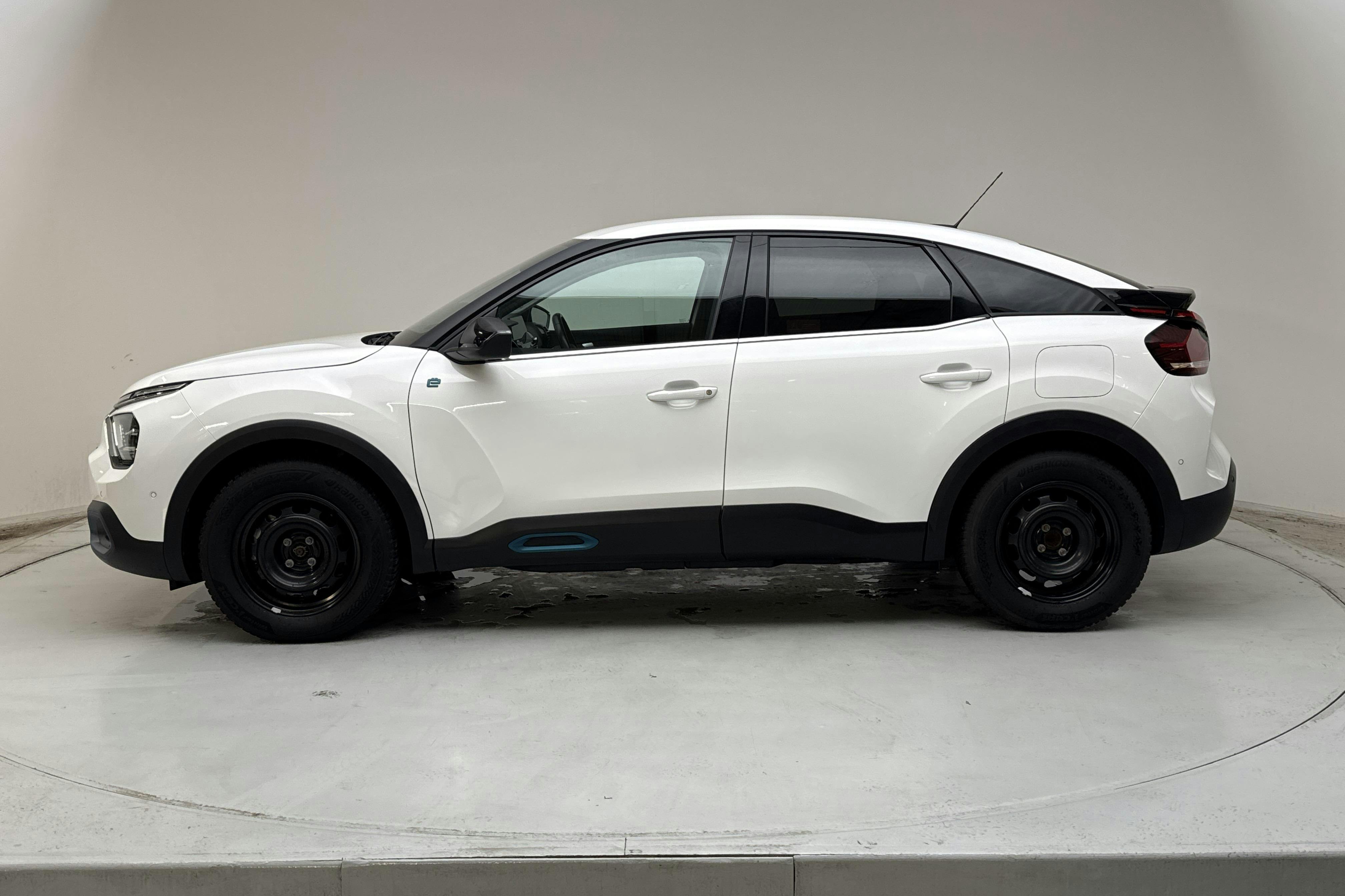 Presentation photo 2 of 18: Citroën e-C4 50kWh (136hk) - 47 740 km - Automatic - white - 2022