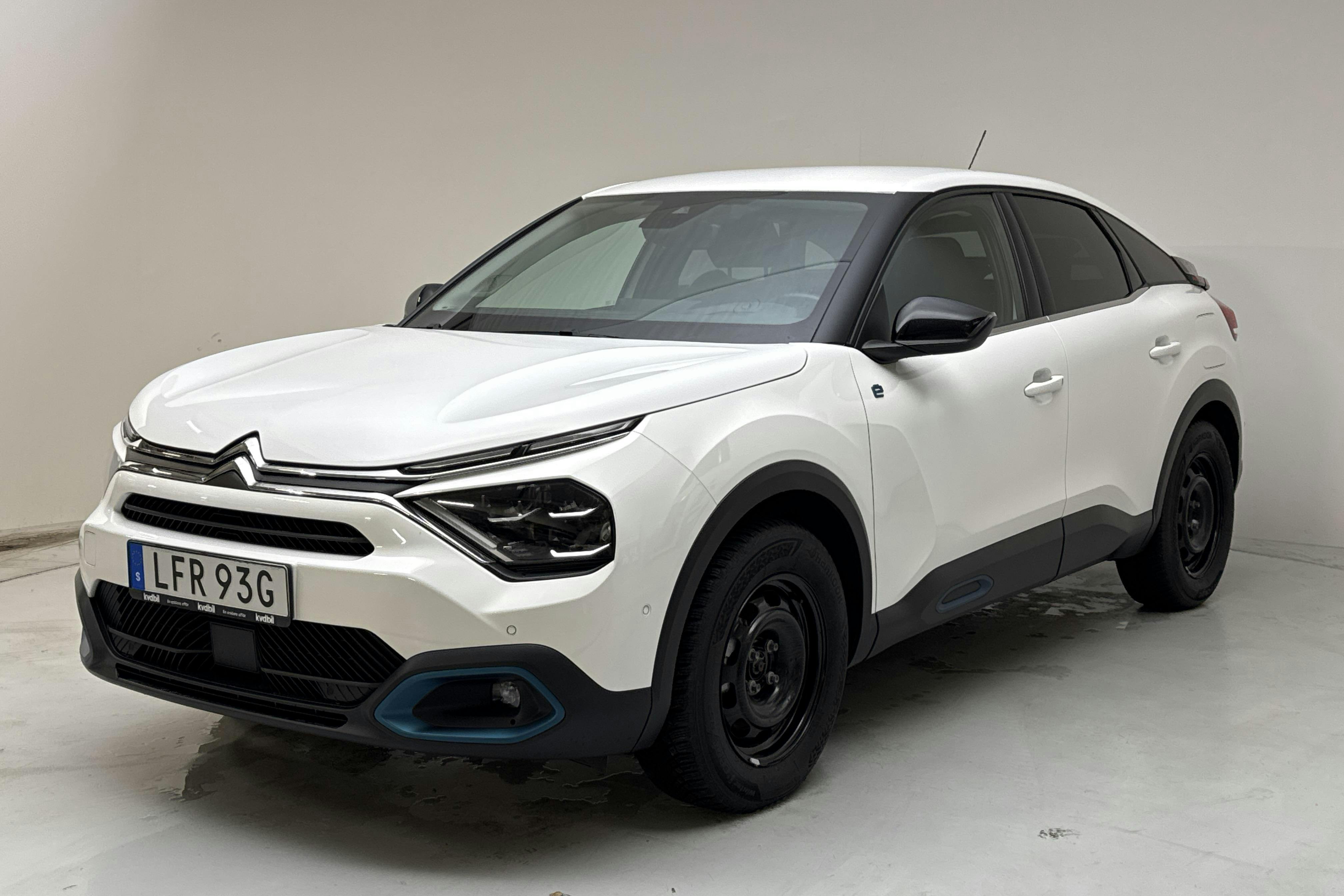Presentation photo 1 of 18: Citroën e-C4 50kWh (136hk) - 47 740 km - Automatic - white - 2022