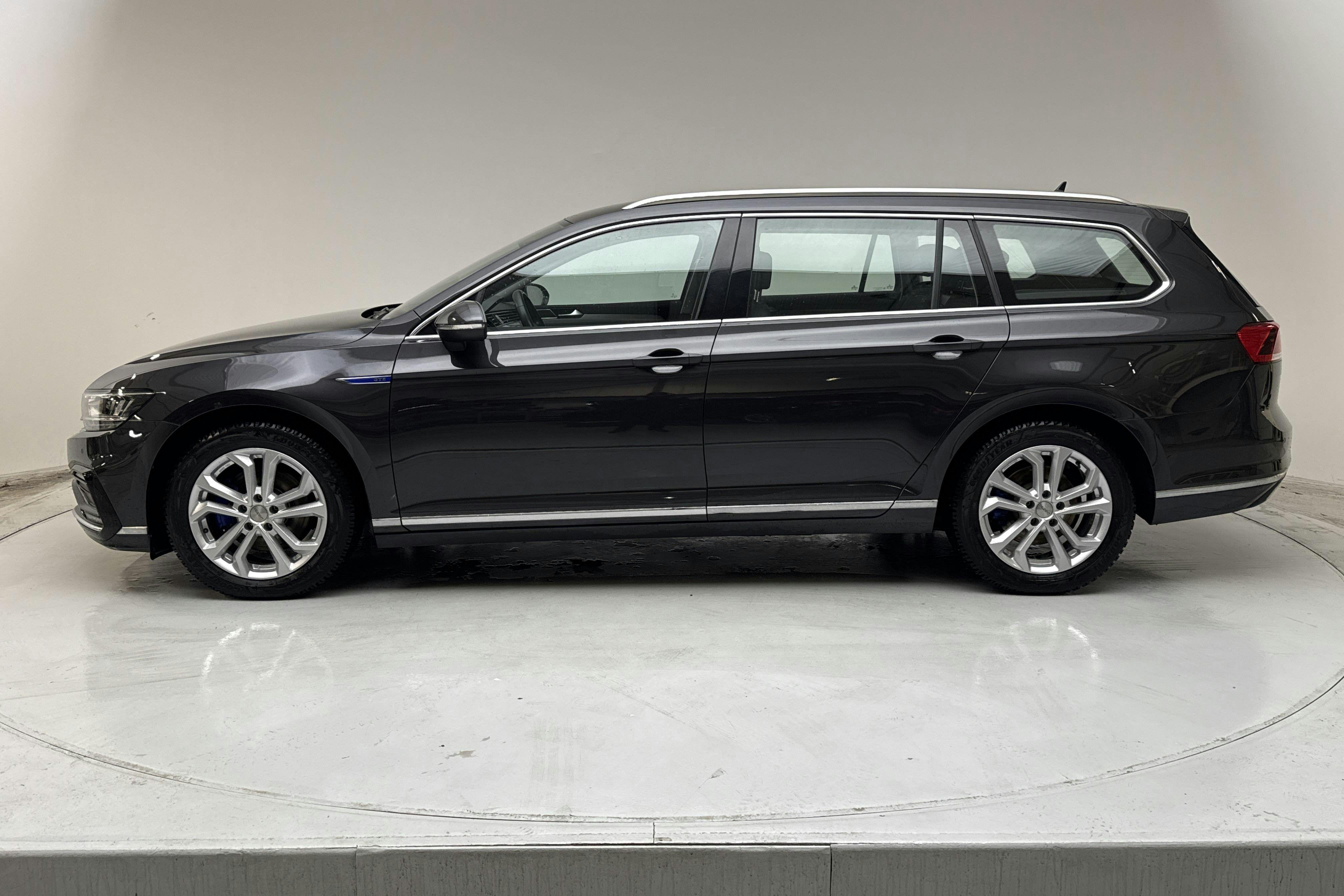 Presentationsfoto 2 av 15: VW Passat 1.4 GTE Sportscombi (218hk) - 3 737 mil - Automat - Dark Grey - 2022