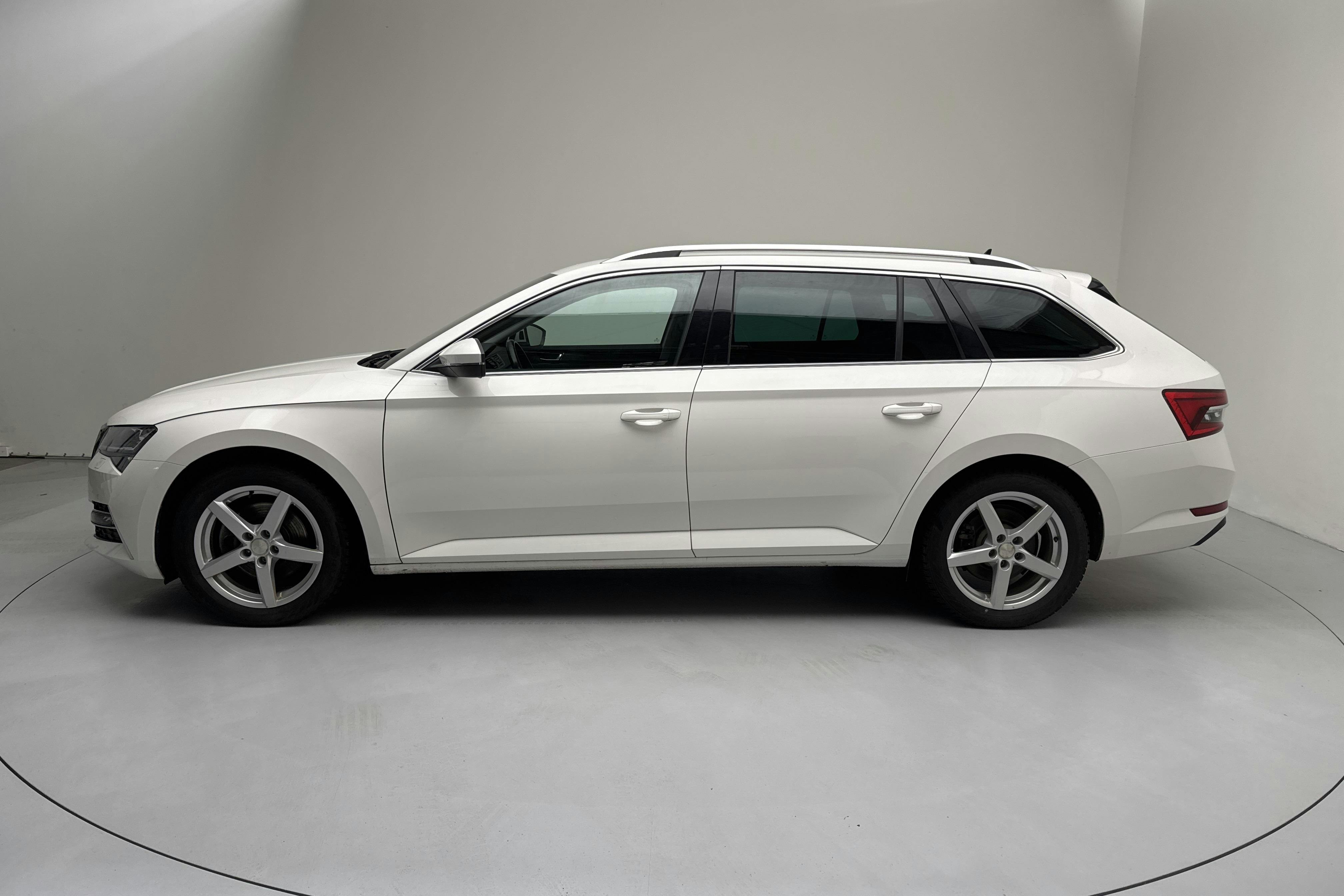 Esitlusfoto 2 aadressil 17: Skoda Superb 1.4 TSI PHEV Kombi (218hk) - 80 230 km - Automaatne - valge - 2021