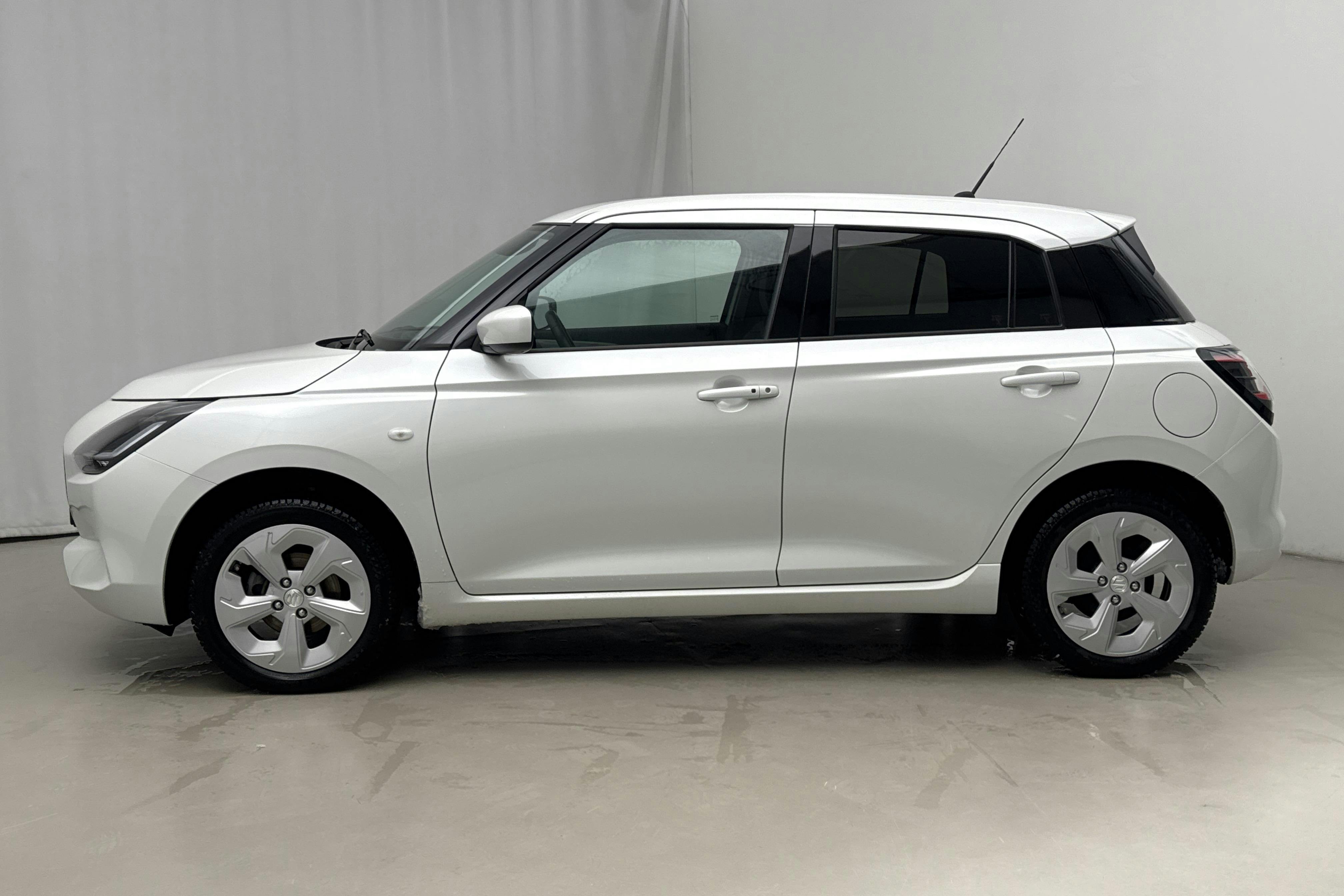 Presentationsfoto 2 av 16: Suzuki Swift 1.2 5dr 4x4 (82hk) - 3 722 mil - Manuell - vit - 2024