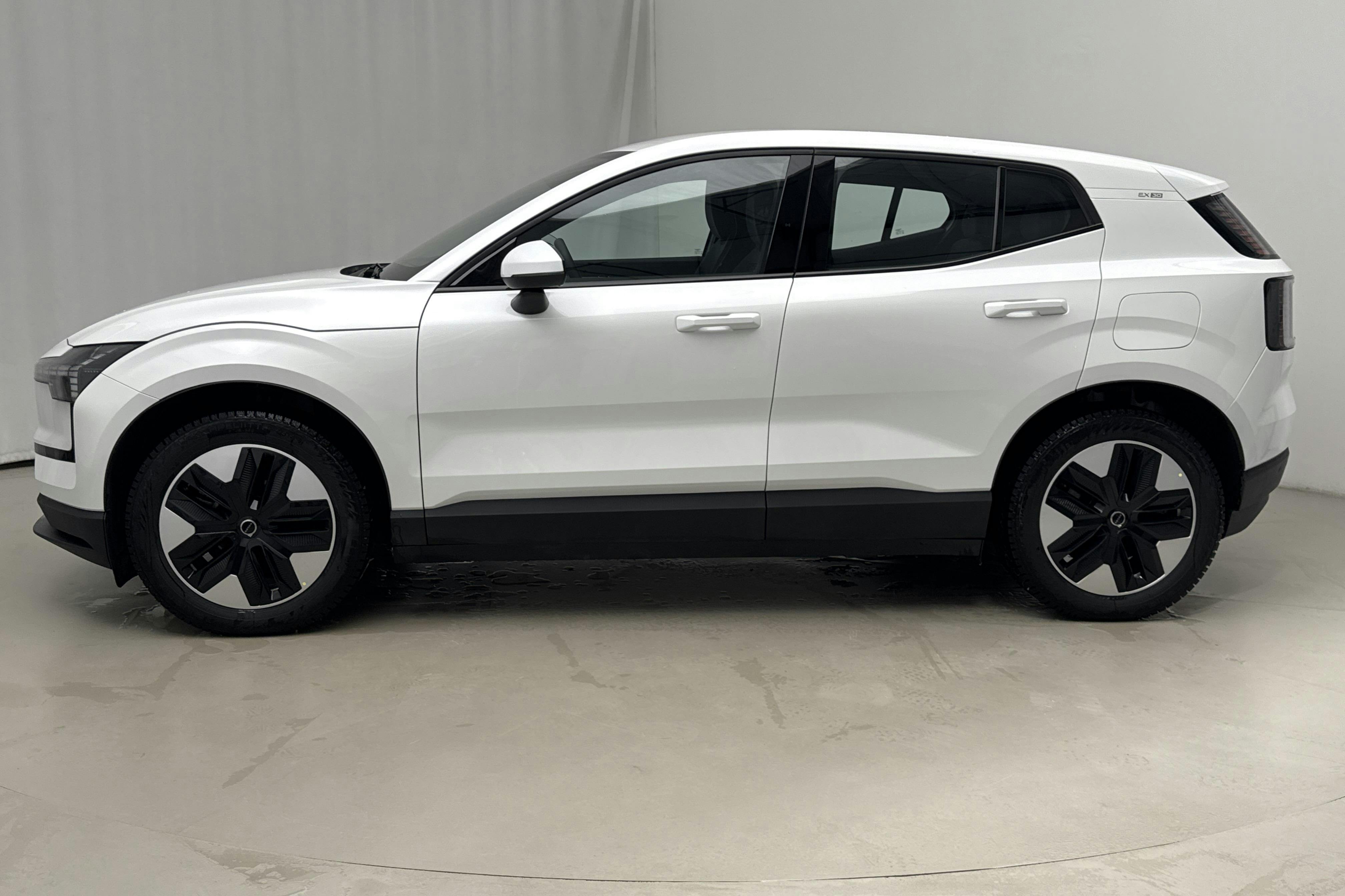 Presentationsfoto 2 av 18: Volvo EX30 Single Motor Extended Range (272hk) - 3 770 mil - Automat - vit - 2025