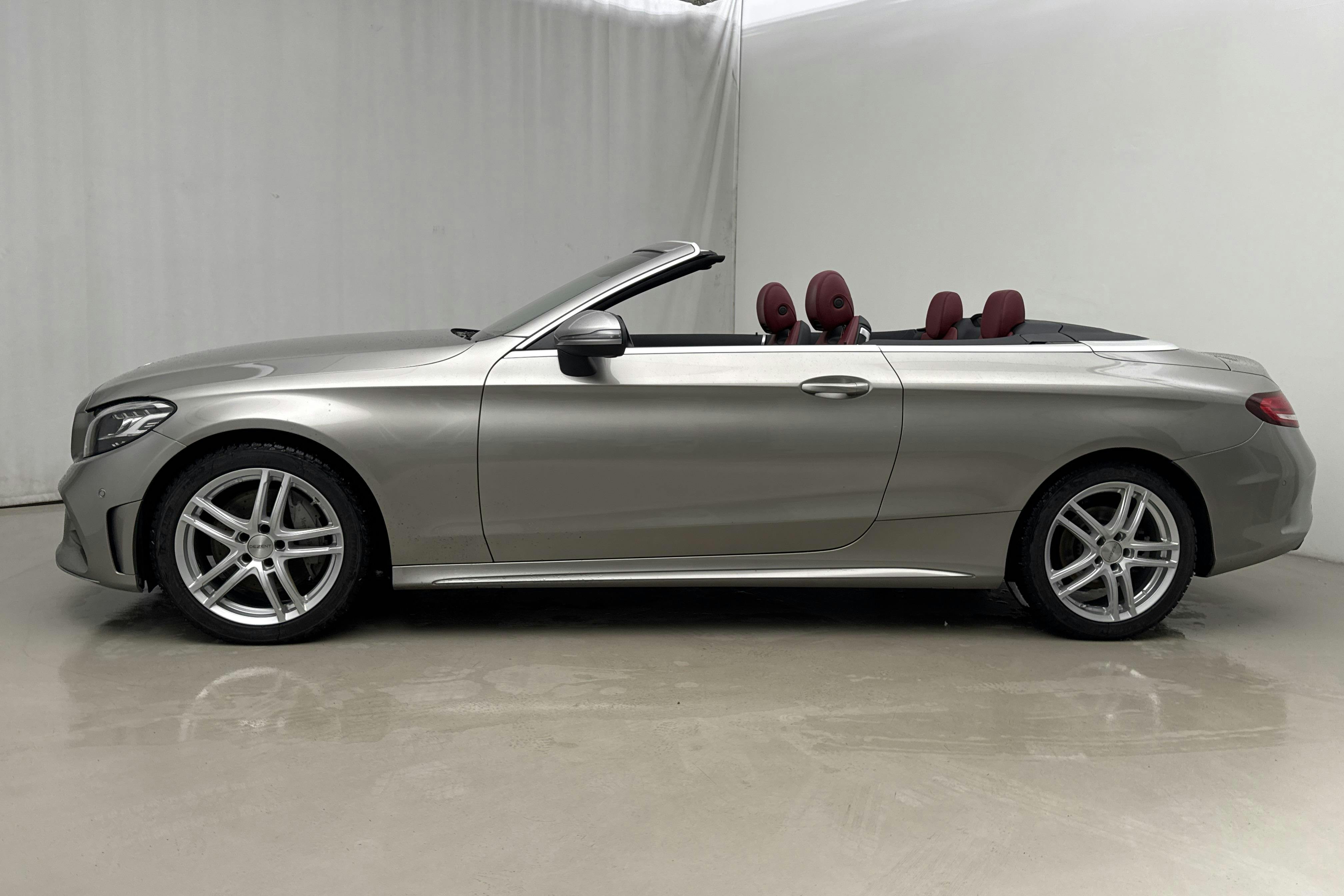Presentationsfoto 2 av 28: Mercedes C 300 4MATIC Cabriolet A205 (258hk) - 7 067 mil - Automat - silver - 2022