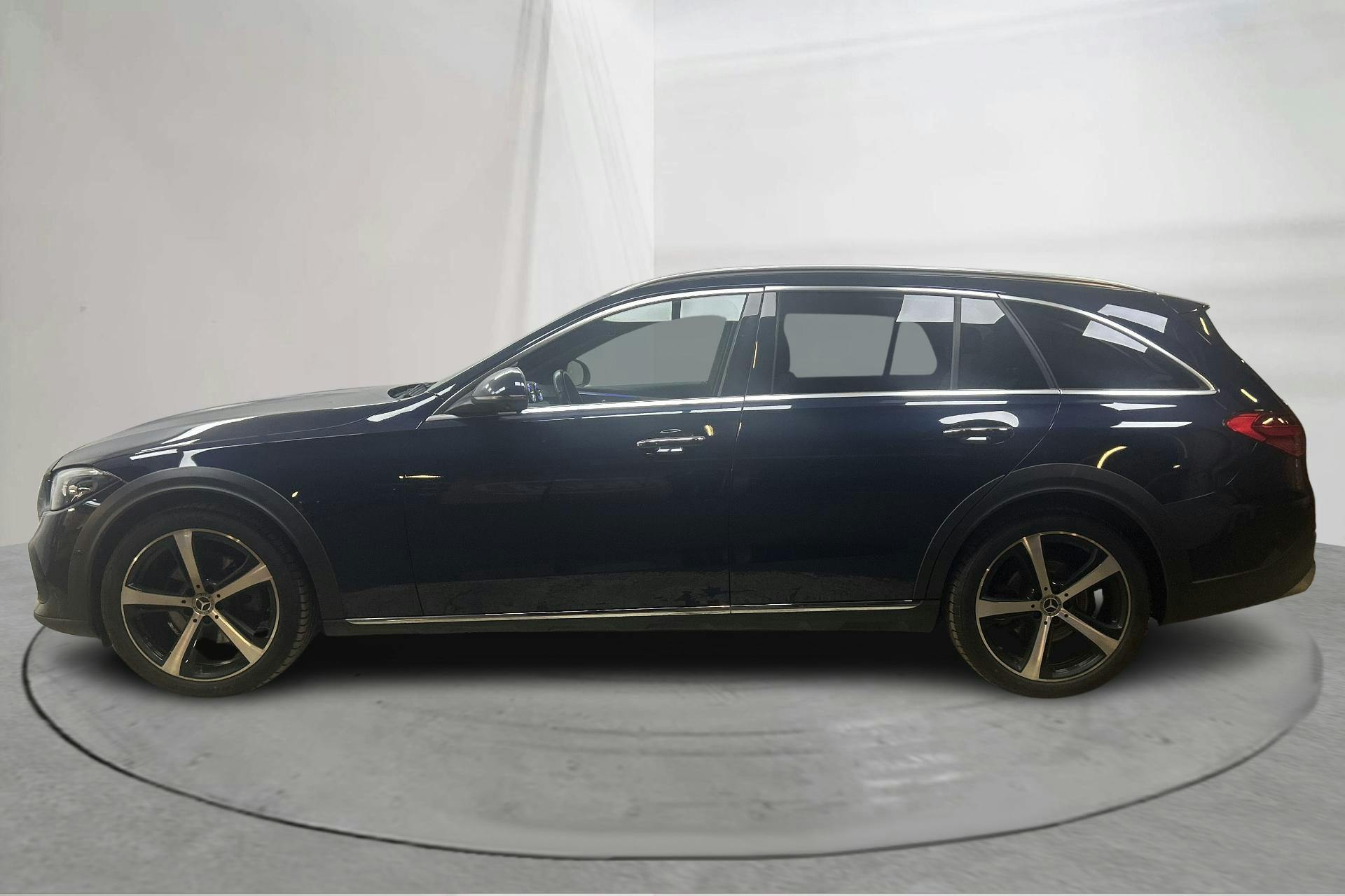 Presentationsfoto 2 av 20: Mercedes C 220 d 4Matic All-terrain Kombi S206 (200hk) - 13 898 mil - Automat - Dark Blue - 2023