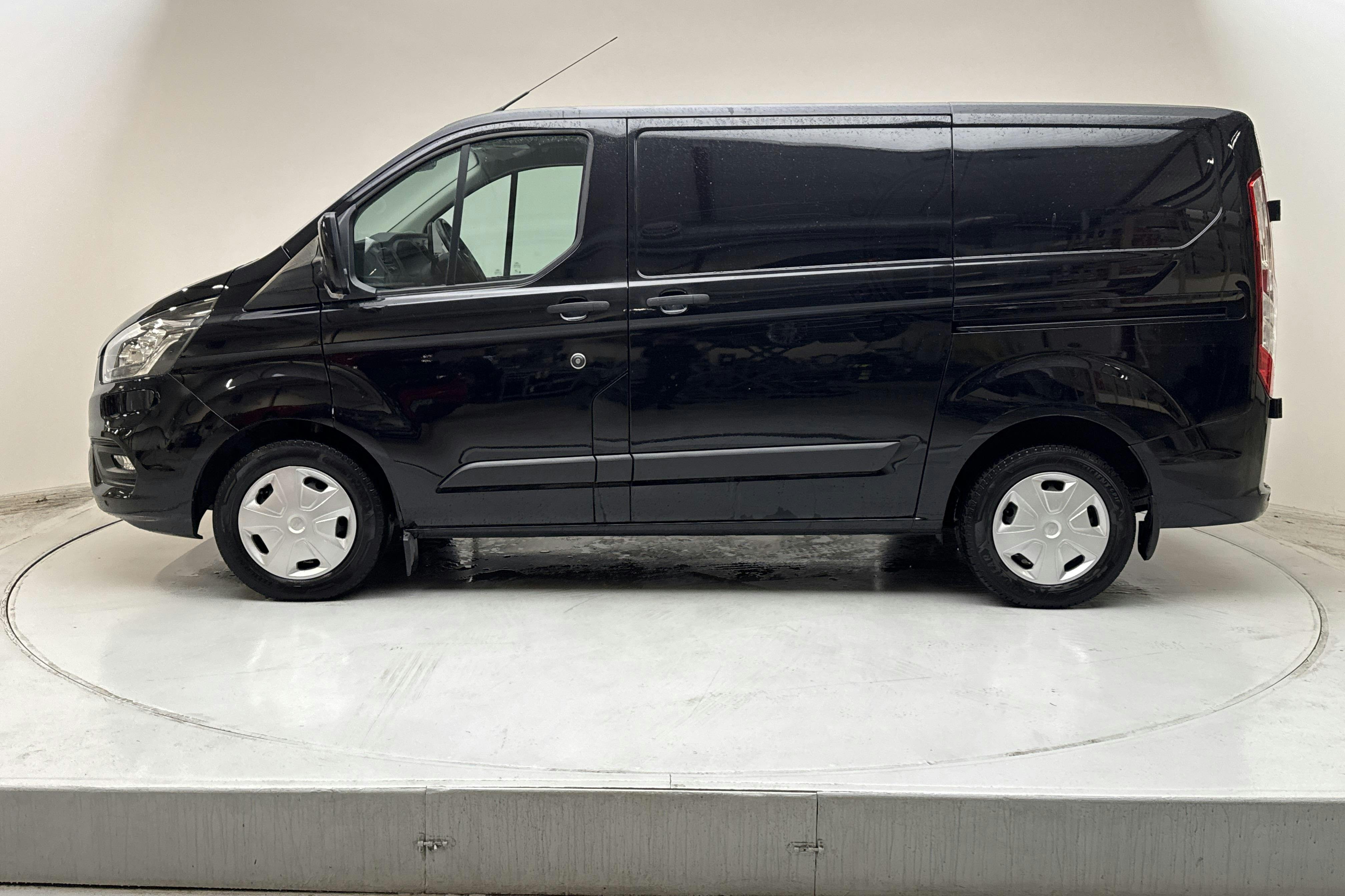 Presentationsfoto 2 av 13: Ford Transit Custom 340 PHEV - 6 975 mil - Automat - svart - 2022