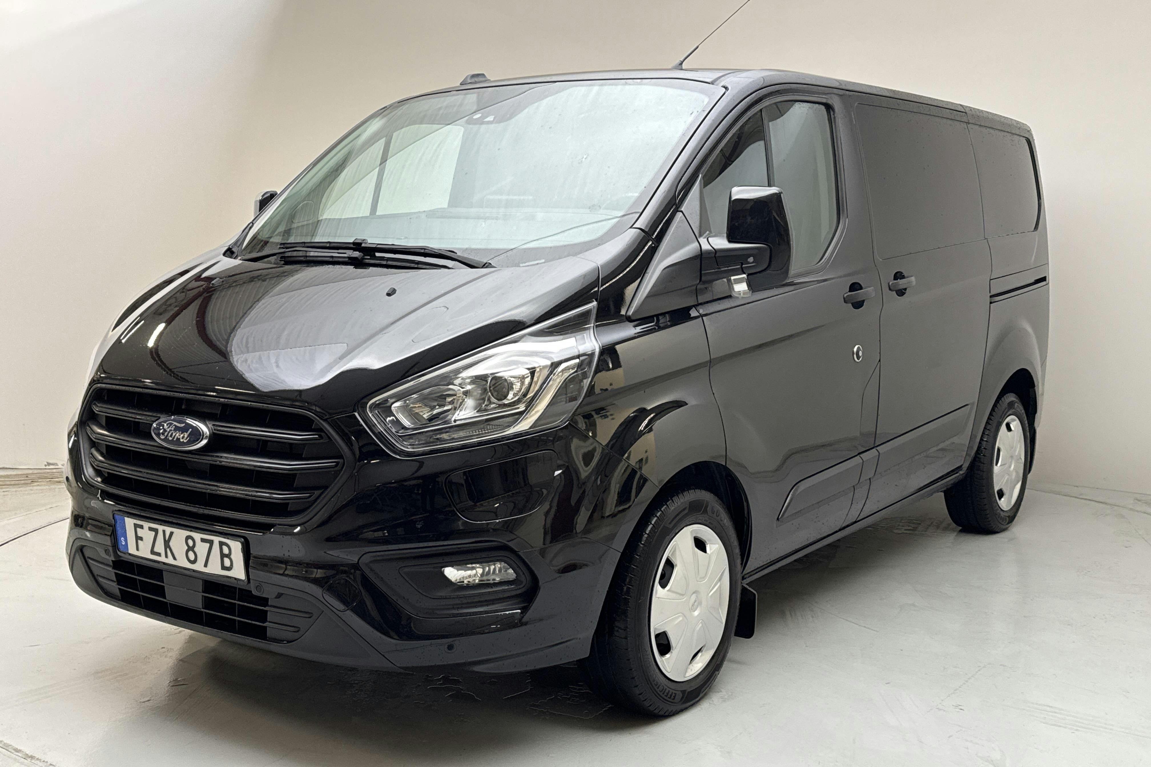 Presentationsfoto 1 av 13: Ford Transit Custom 340 PHEV - 6 975 mil - Automat - svart - 2022