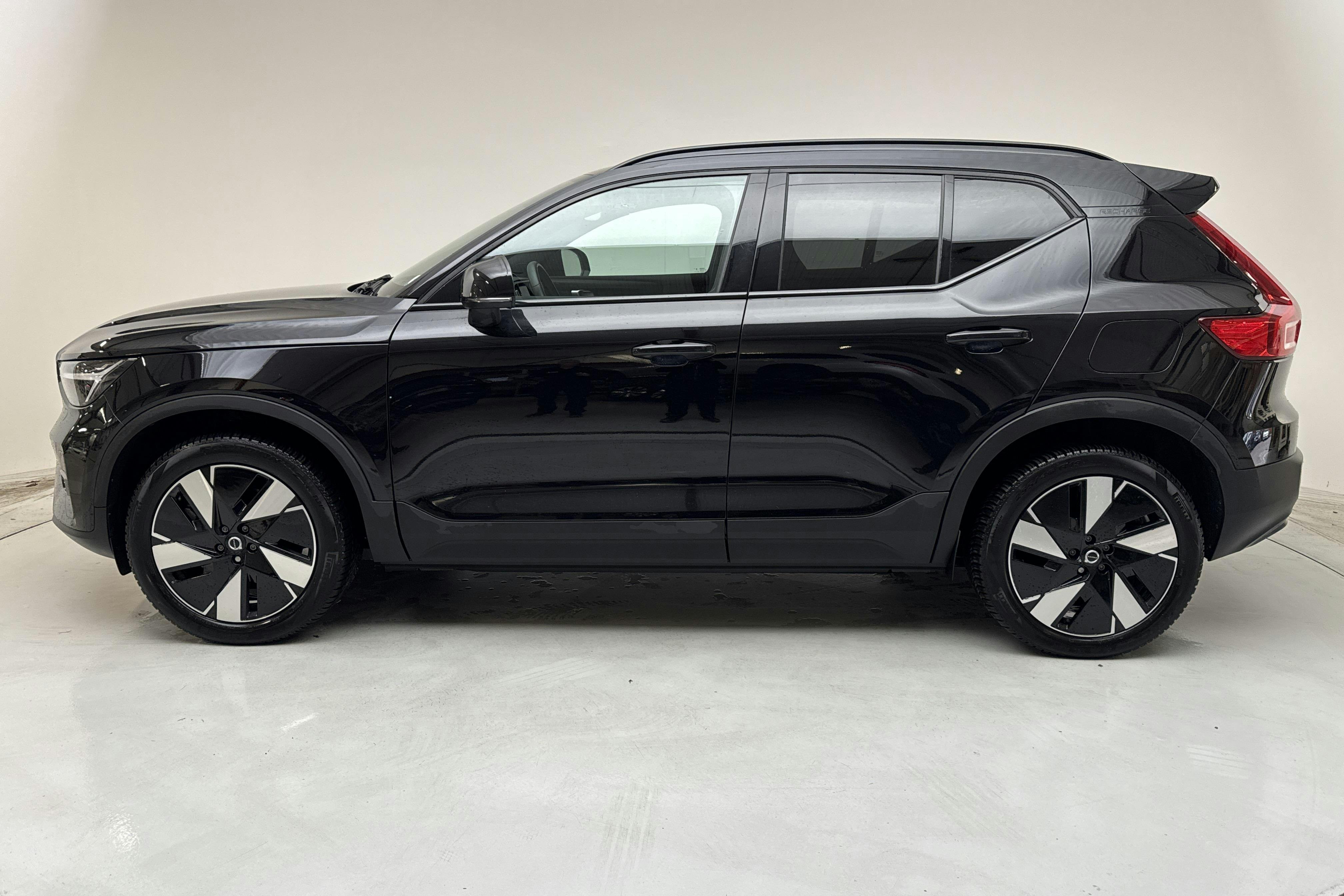 Presentationsfoto 2 av 15: Volvo XC40 Recharge Extended Range (252hk) - 4 556 mil - Automat - svart - 2024