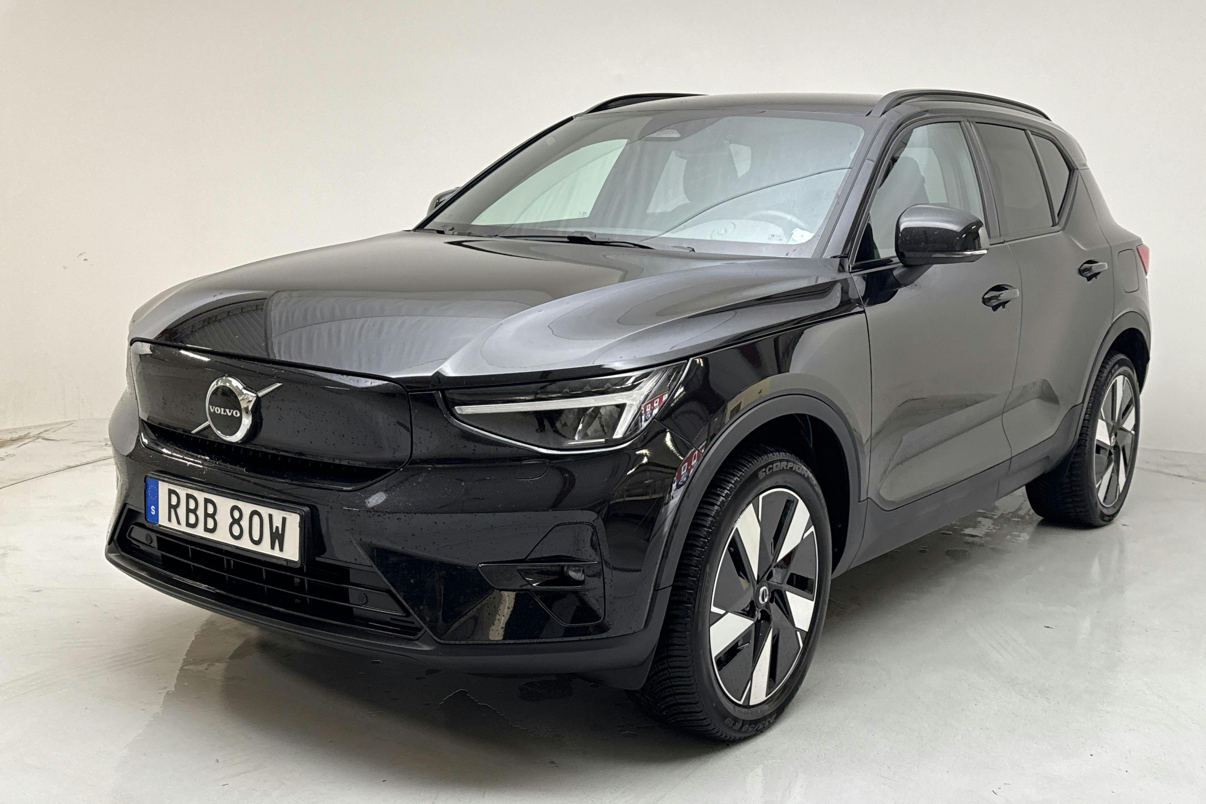 Presentationsfoto 1 av 15: Volvo XC40 Recharge Extended Range (252hk) - 4 556 mil - Automat - svart - 2024