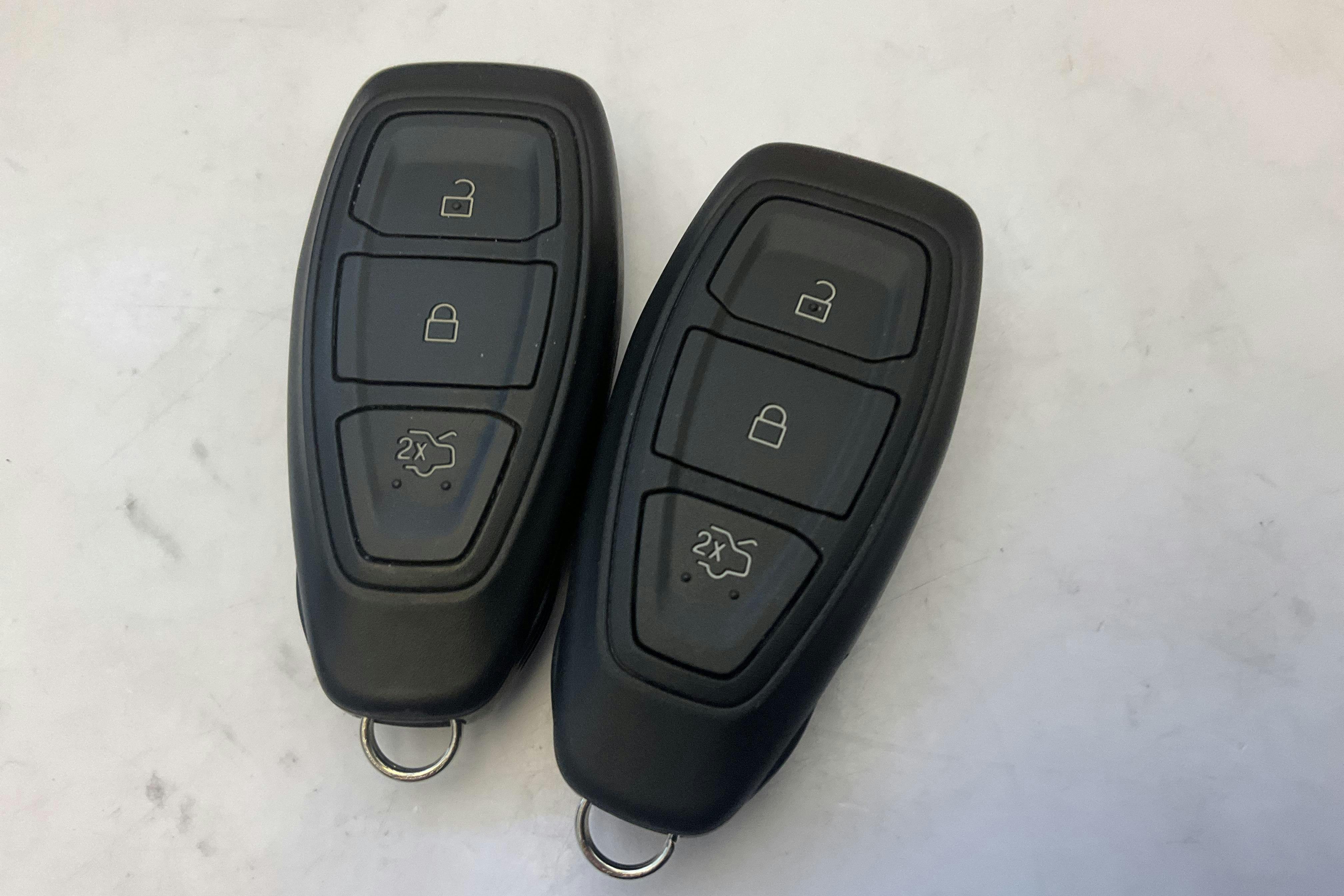 Presentation photo 16 of 16: Ford Kuga 2.5 PHEV (225hk) - 23 450 km - Automatic - white - 2024