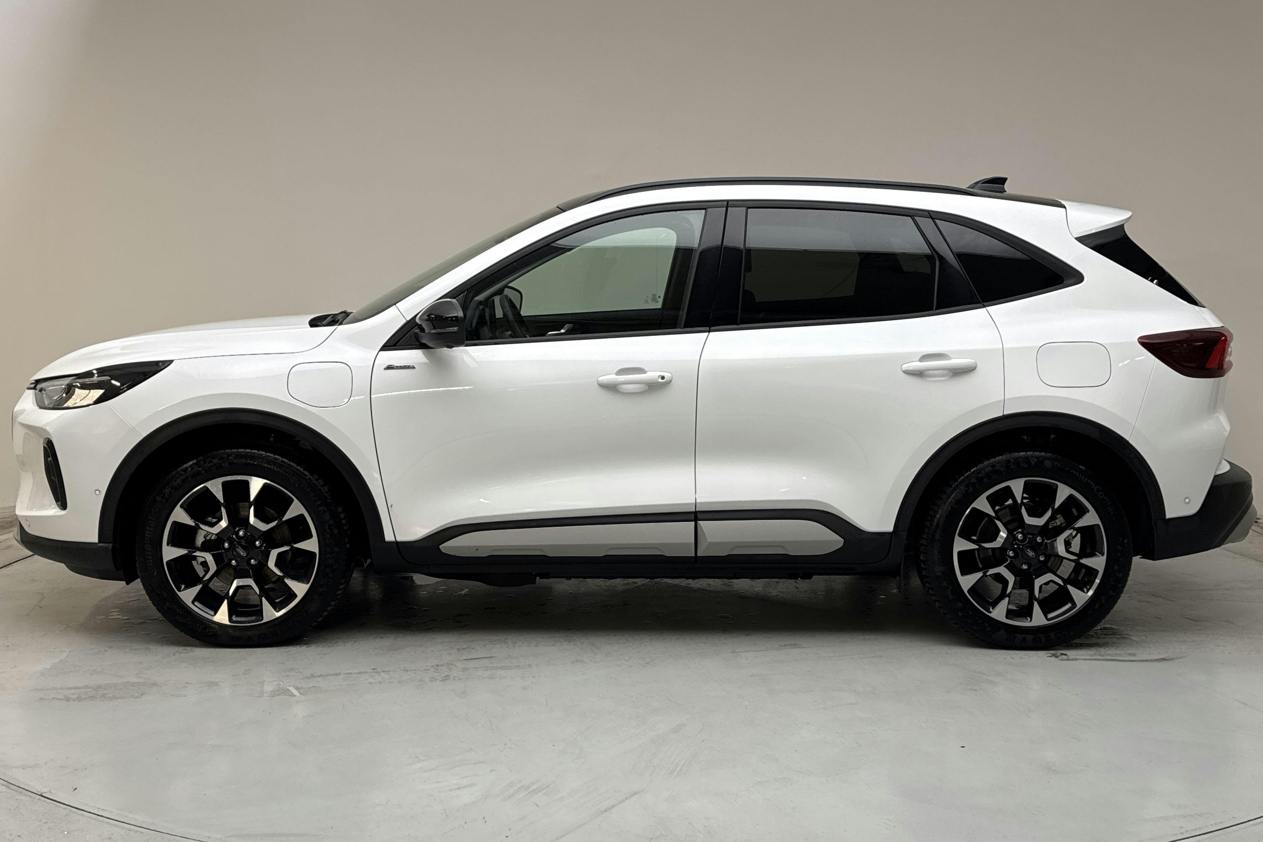 Presentation photo 2 of 16: Ford Kuga 2.5 PHEV (225hk) - 23 450 km - Automatic - white - 2024