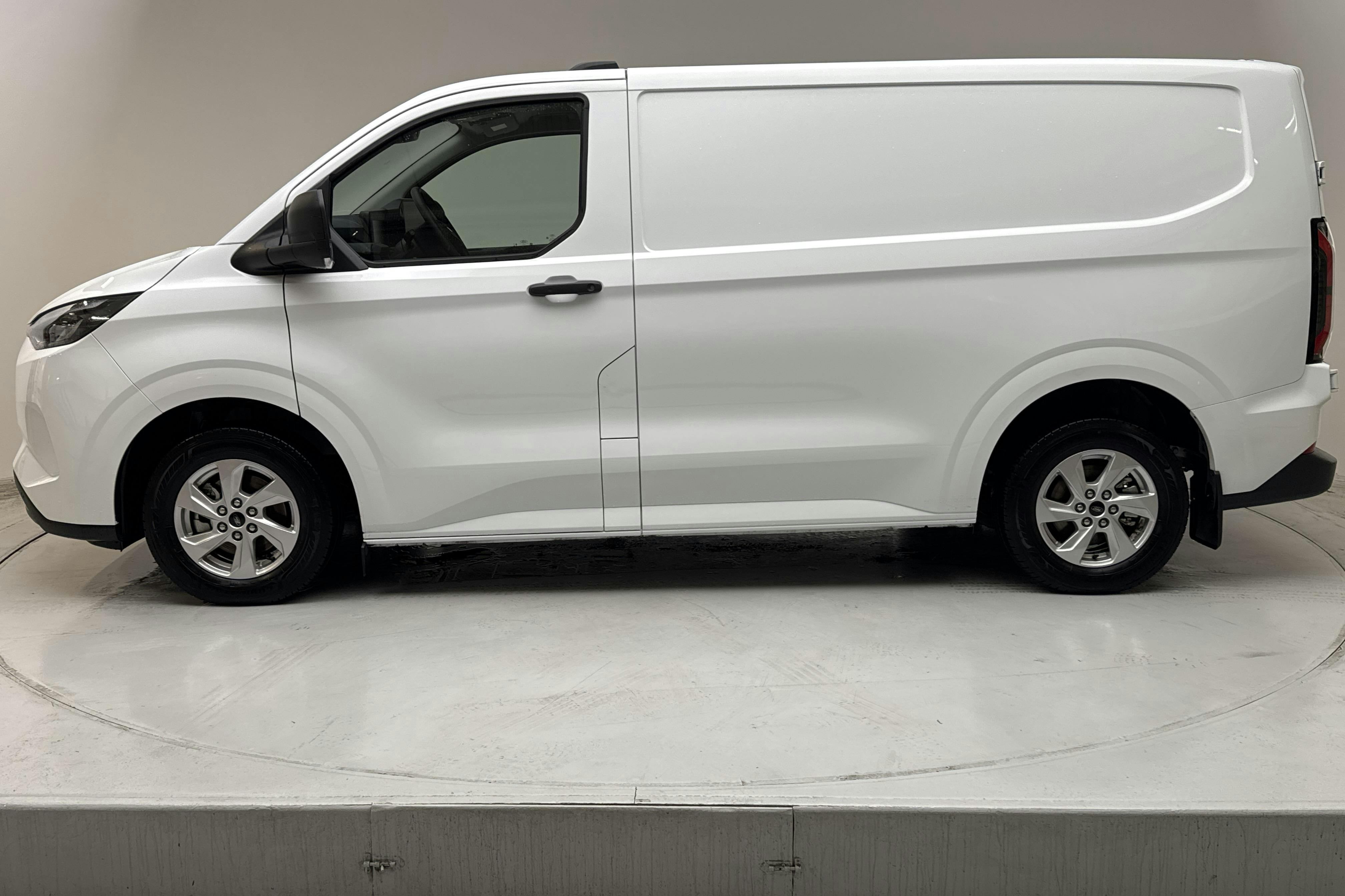Presentationsfoto 2 av 14: Ford E-Transit Custom 67kWh (136hk) - 560 mil - Automat - vit - 2025