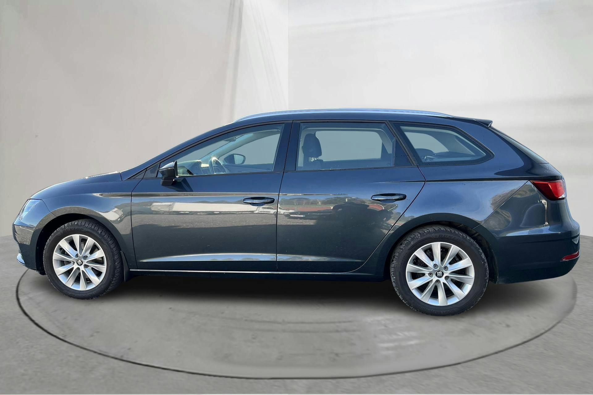 Presentationsfoto 2 av 13: Seat Leon 1.5 TGI ST (130hk) - 4 969 mil - Manuell - Dark Grey - 2020