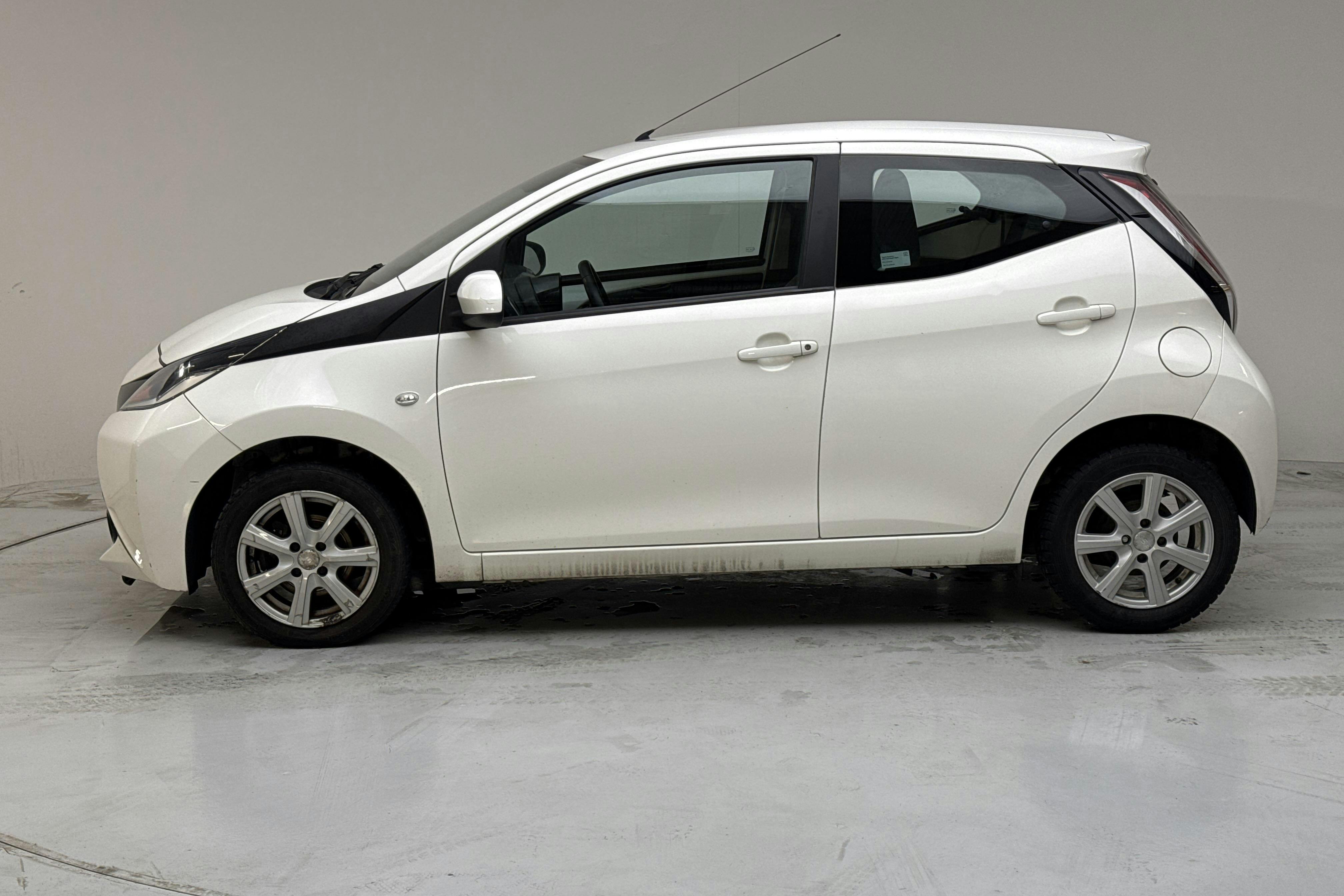 Presentation photo 2 of 13: Toyota Aygo 1.0 5dr (69hk) - 122 020 km - Manual - white - 2016