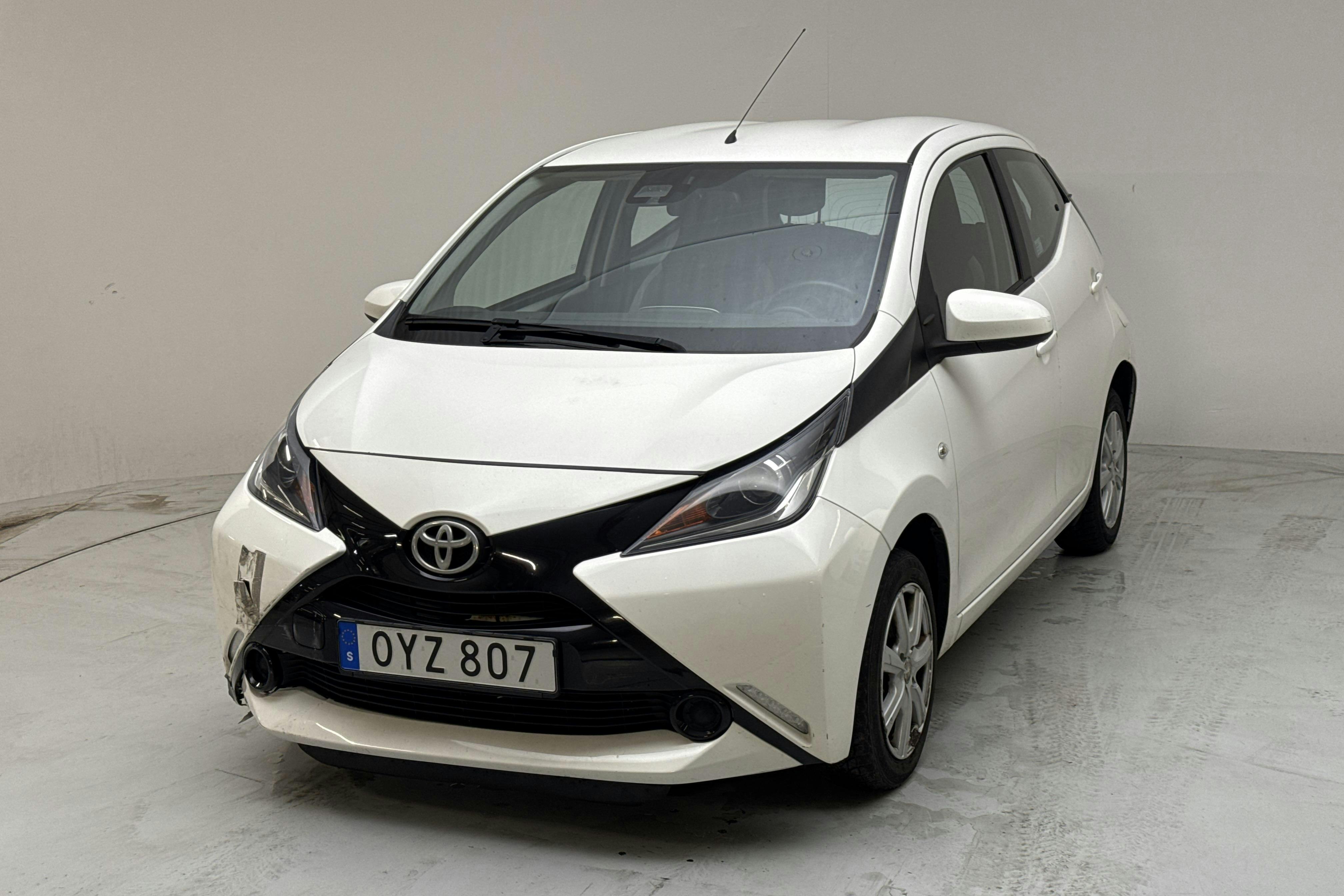 Presentation photo 1 of 13: Toyota Aygo 1.0 5dr (69hk) - 122 020 km - Manual - white - 2016