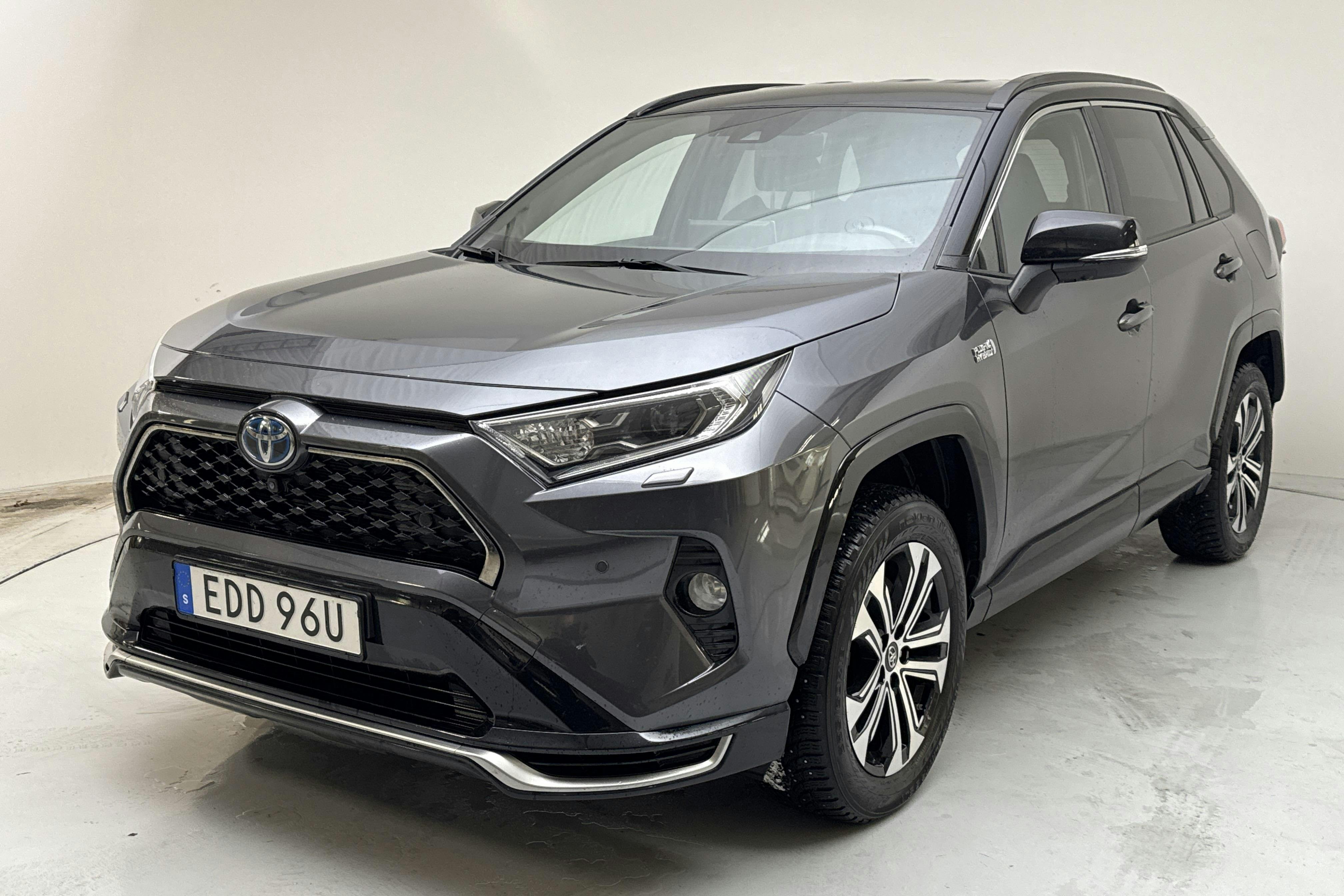 Presentationsfoto 1 av 15: Toyota RAV4 2.5 Plug-in Hybrid AWDi (306hk) - 13 910 mil - Automat - grå - 2021