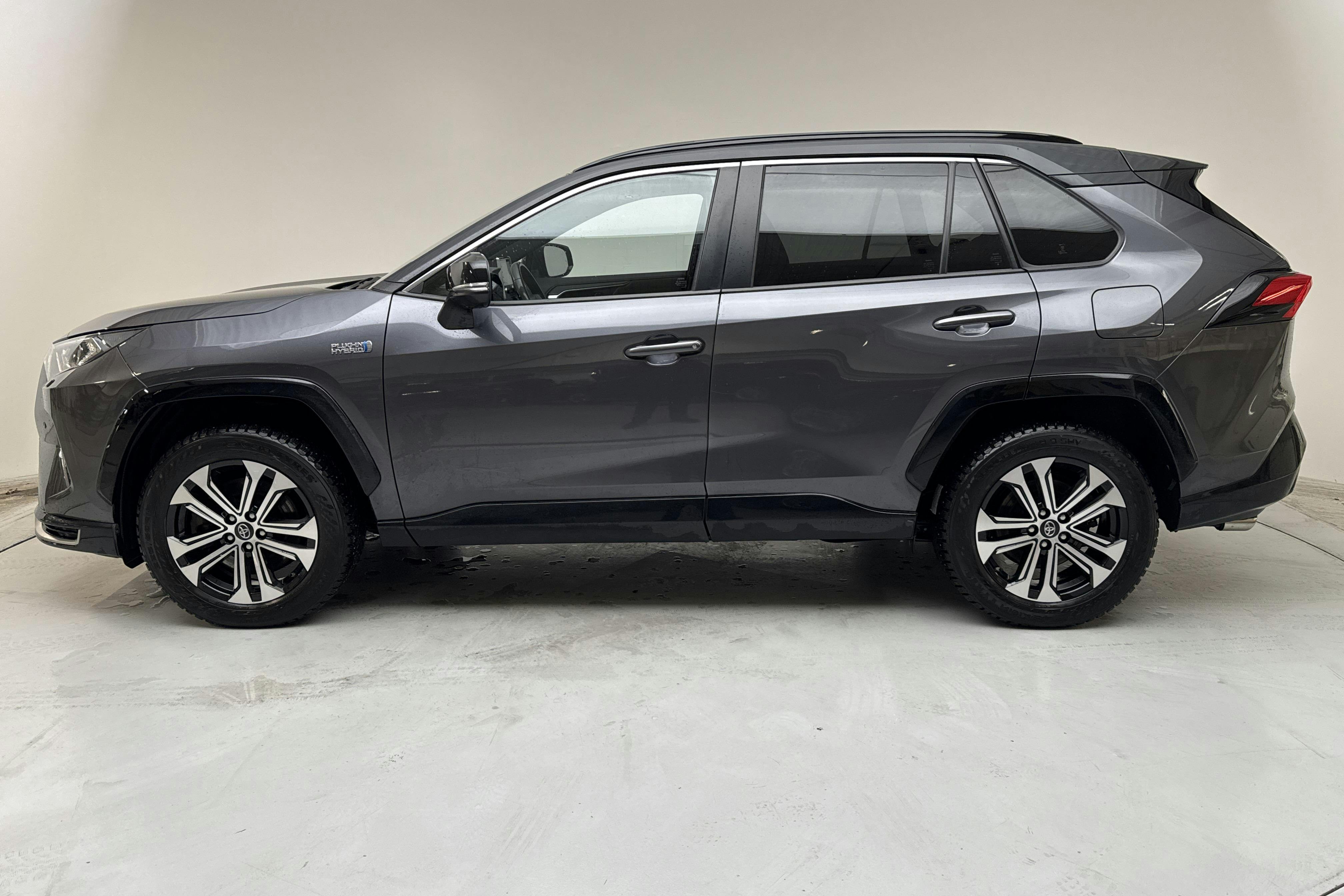 Presentationsfoto 2 av 15: Toyota RAV4 2.5 Plug-in Hybrid AWDi (306hk) - 13 910 mil - Automat - grå - 2021