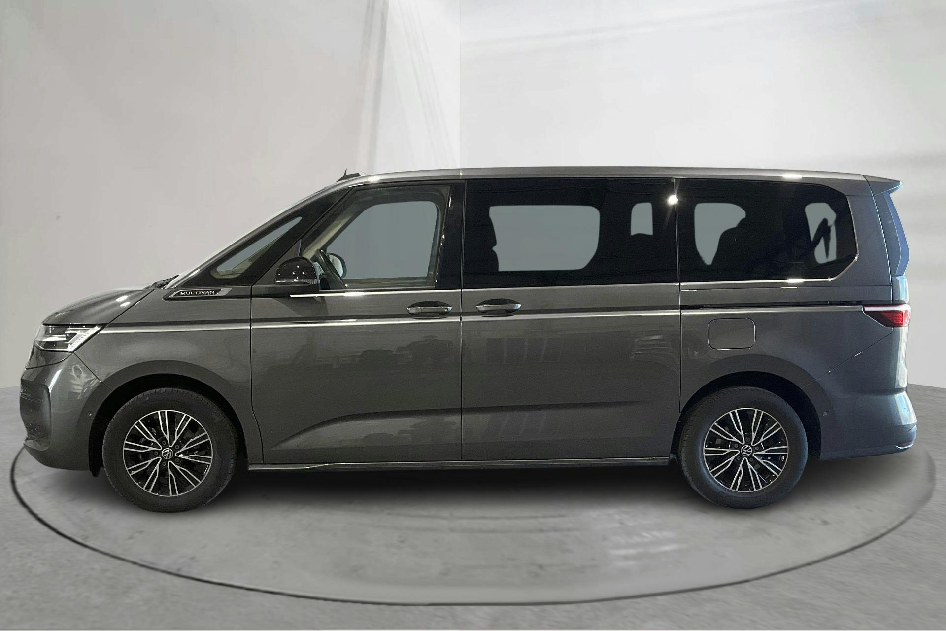 Presentationsfoto 2 av 25: VW Multivan T7 2.0 TDI (150hk) - 4 595 mil - Automat - grå - 2023