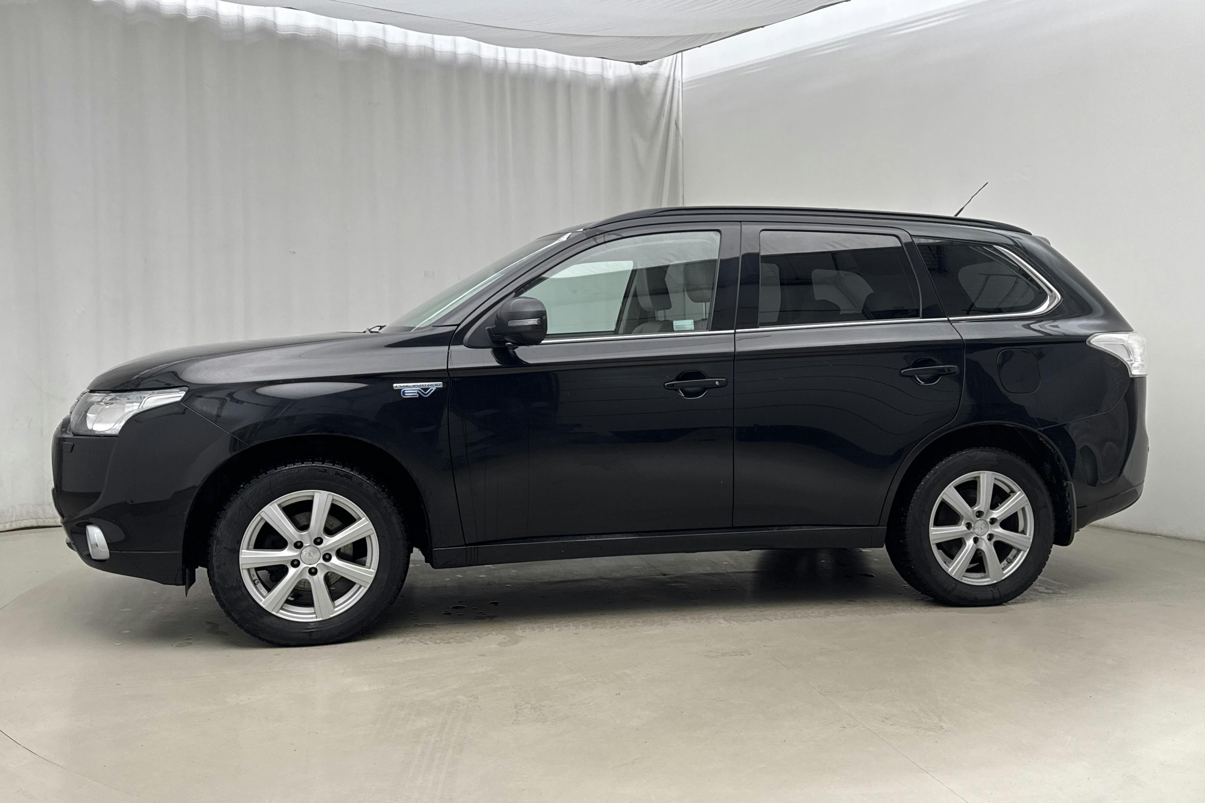 Presentation photo 2 of 20: Mitsubishi Outlander 2.0 Plug-in Hybrid 4WD (121hk) - 241 890 km - Automatic - black - 2014