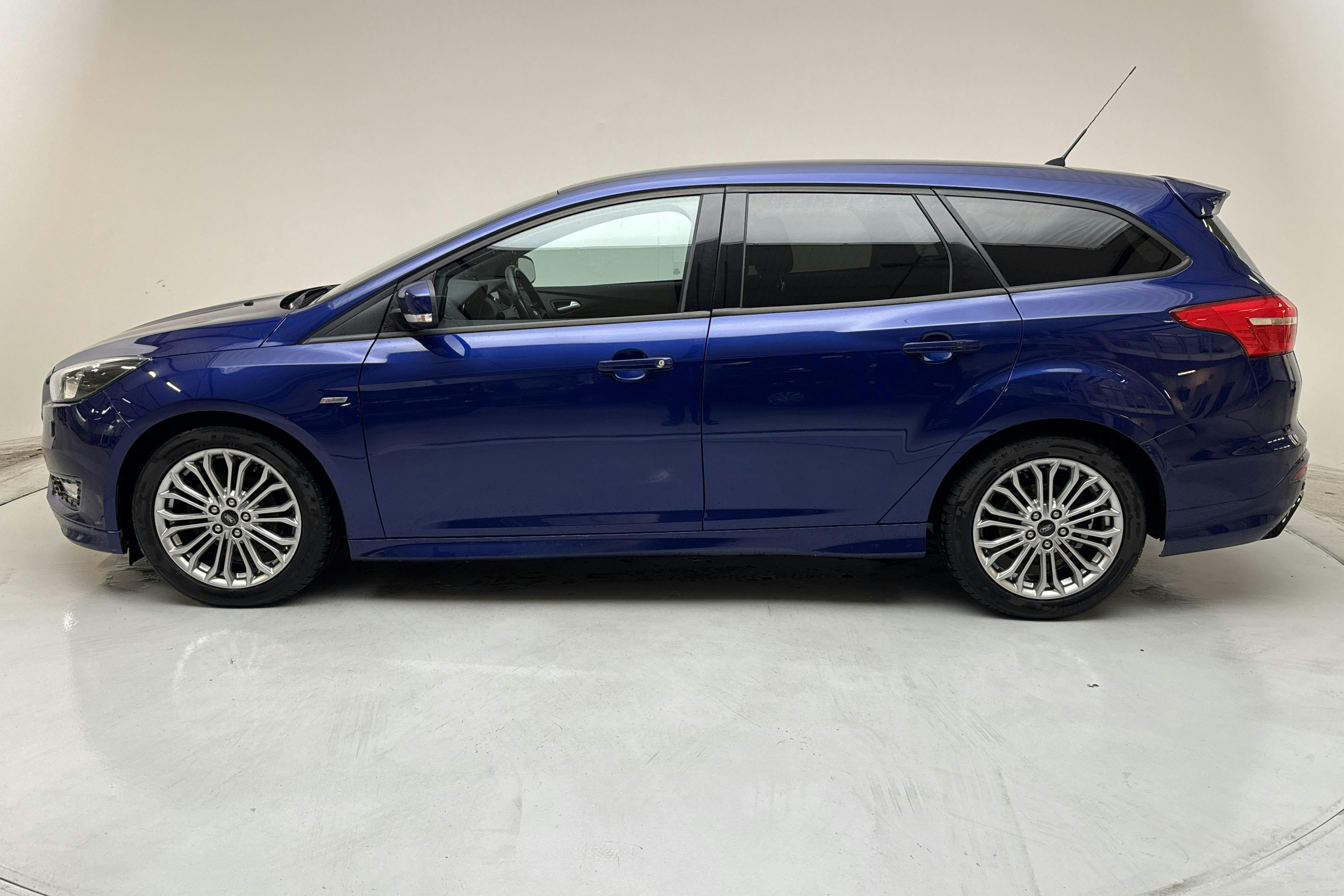 Esittelykuva 2 osoitteesta 13: Ford Focus 1.0 EcoBoost Kombi (125hk) - 134 870 km - Manuaalinen - sininen - 2017