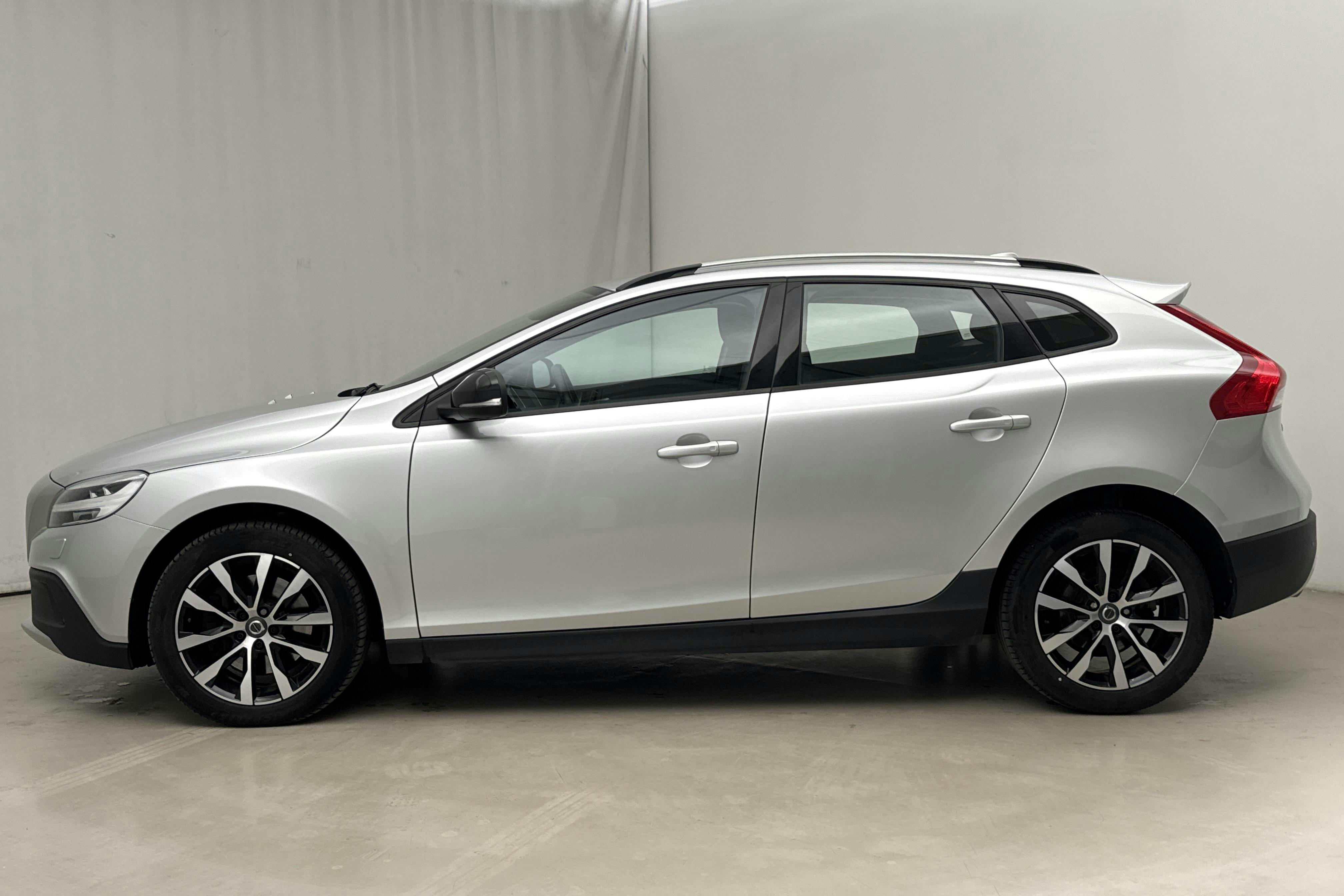 Presentationsfoto 2 av 21: Volvo V40 Cross Country T3 (152hk) - 8 748 mil - Automat - silver - 2019