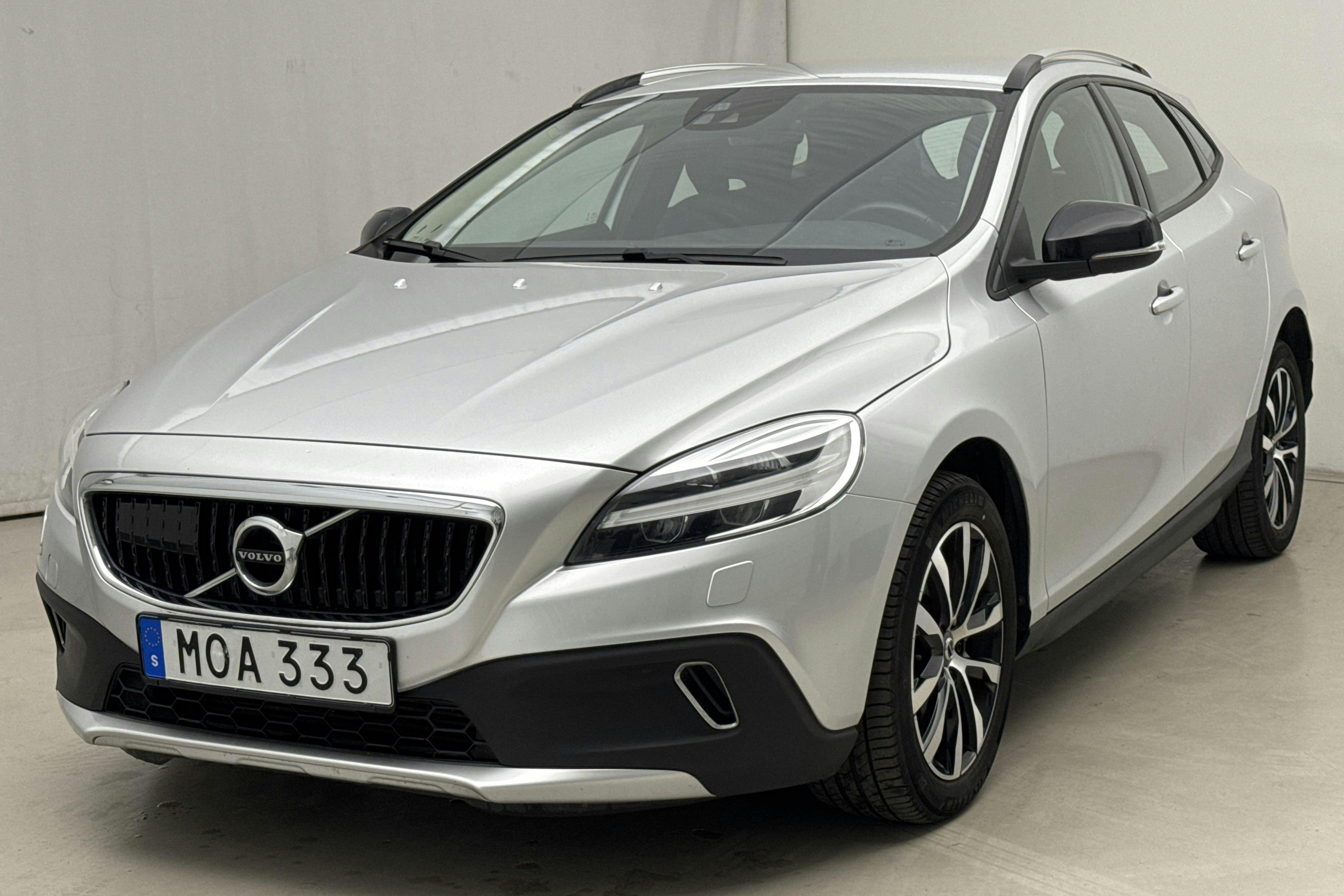 Presentationsfoto 1 av 21: Volvo V40 Cross Country T3 (152hk) - 8 748 mil - Automat - silver - 2019