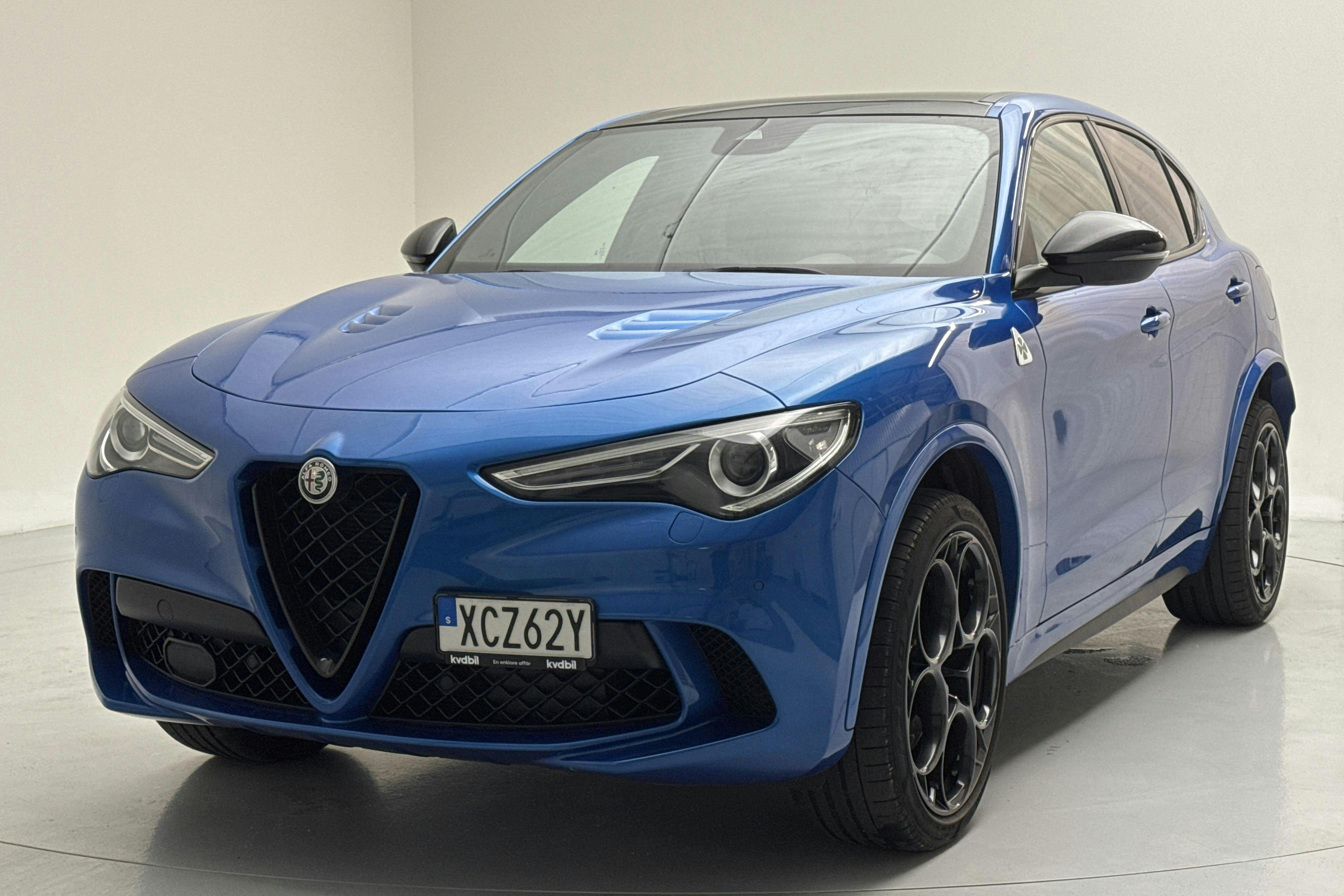 Presentationsfoto 1 av 19: Alfa Romeo Stelvio 2.9 AWD (510hk) - 7 449 mil - Automat - blå - 2023