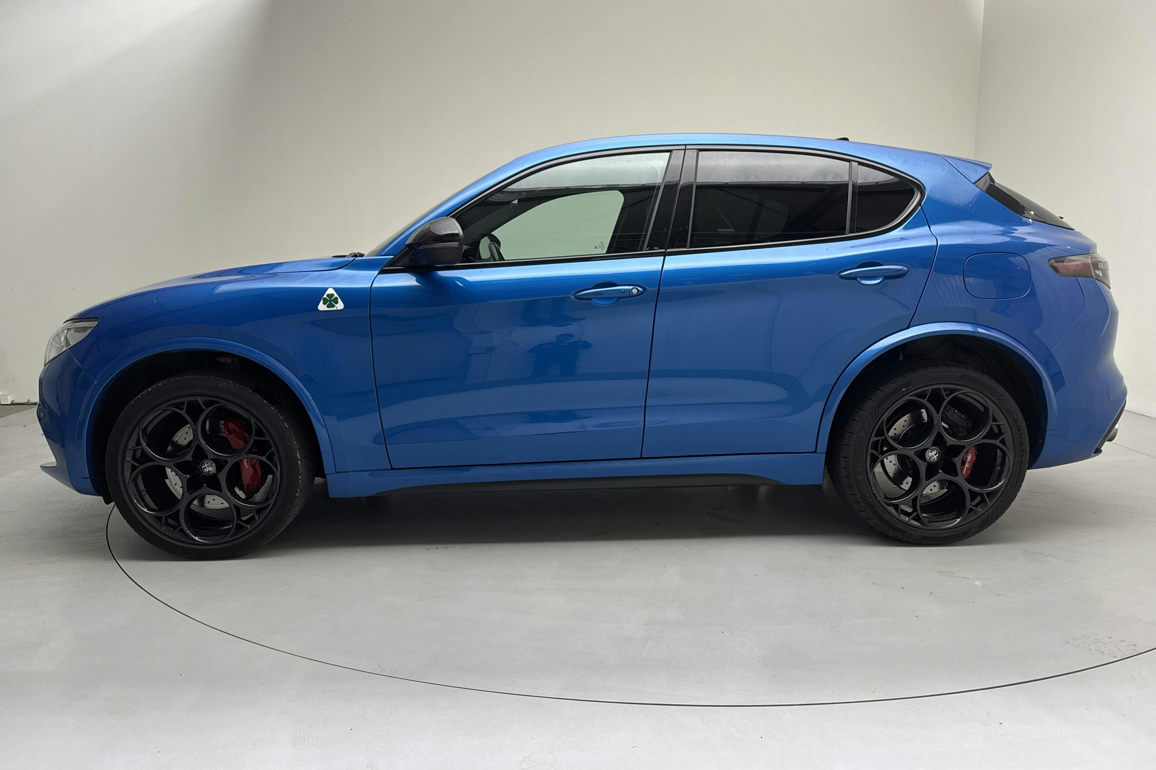 Presentationsfoto 2 av 19: Alfa Romeo Stelvio 2.9 AWD (510hk) - 7 449 mil - Automat - blå - 2023