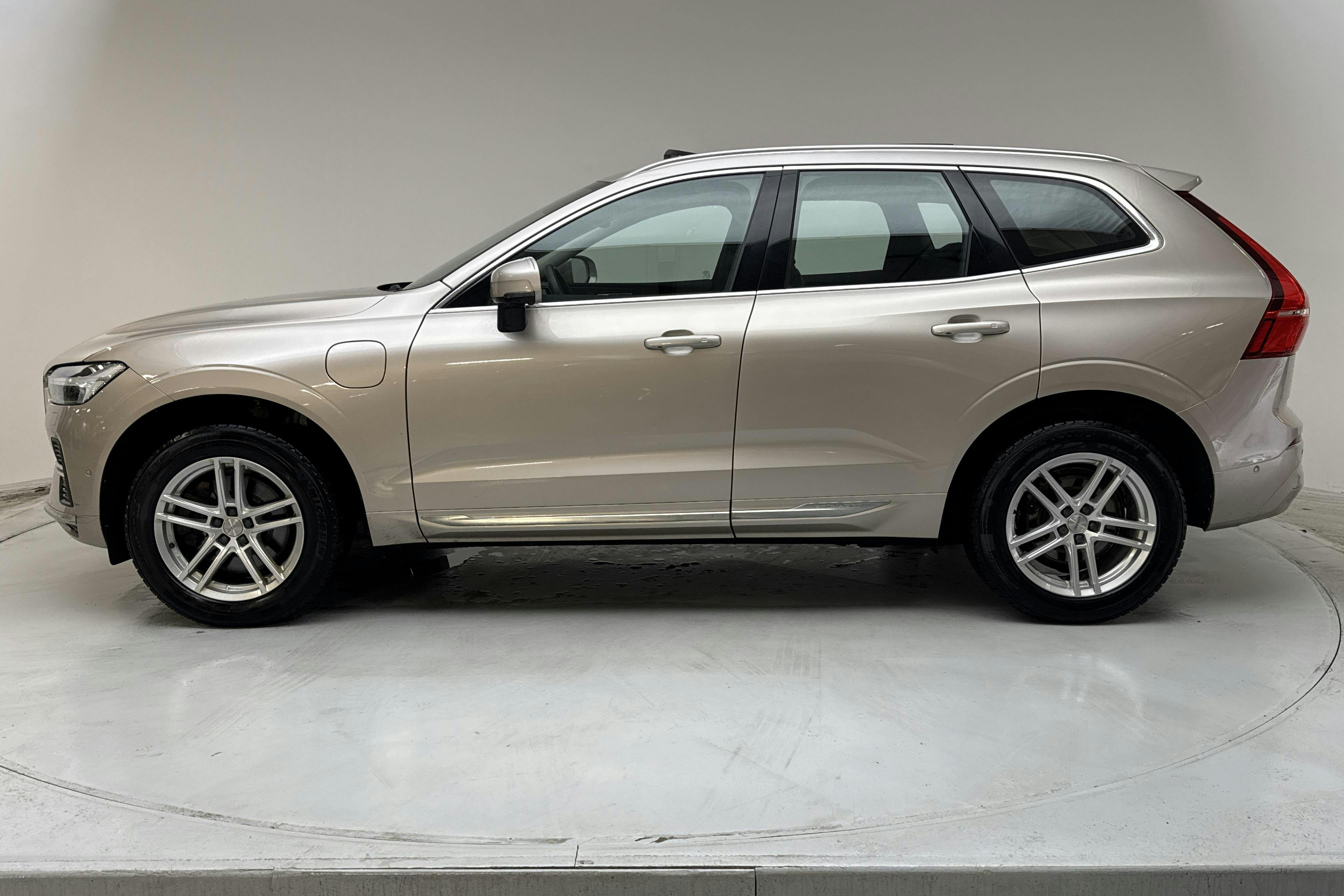 Presentationsfoto 2 av 19: Volvo XC60 T6 AWD Recharge (350hk) - 12 032 mil - Automat - Light Grey - 2023