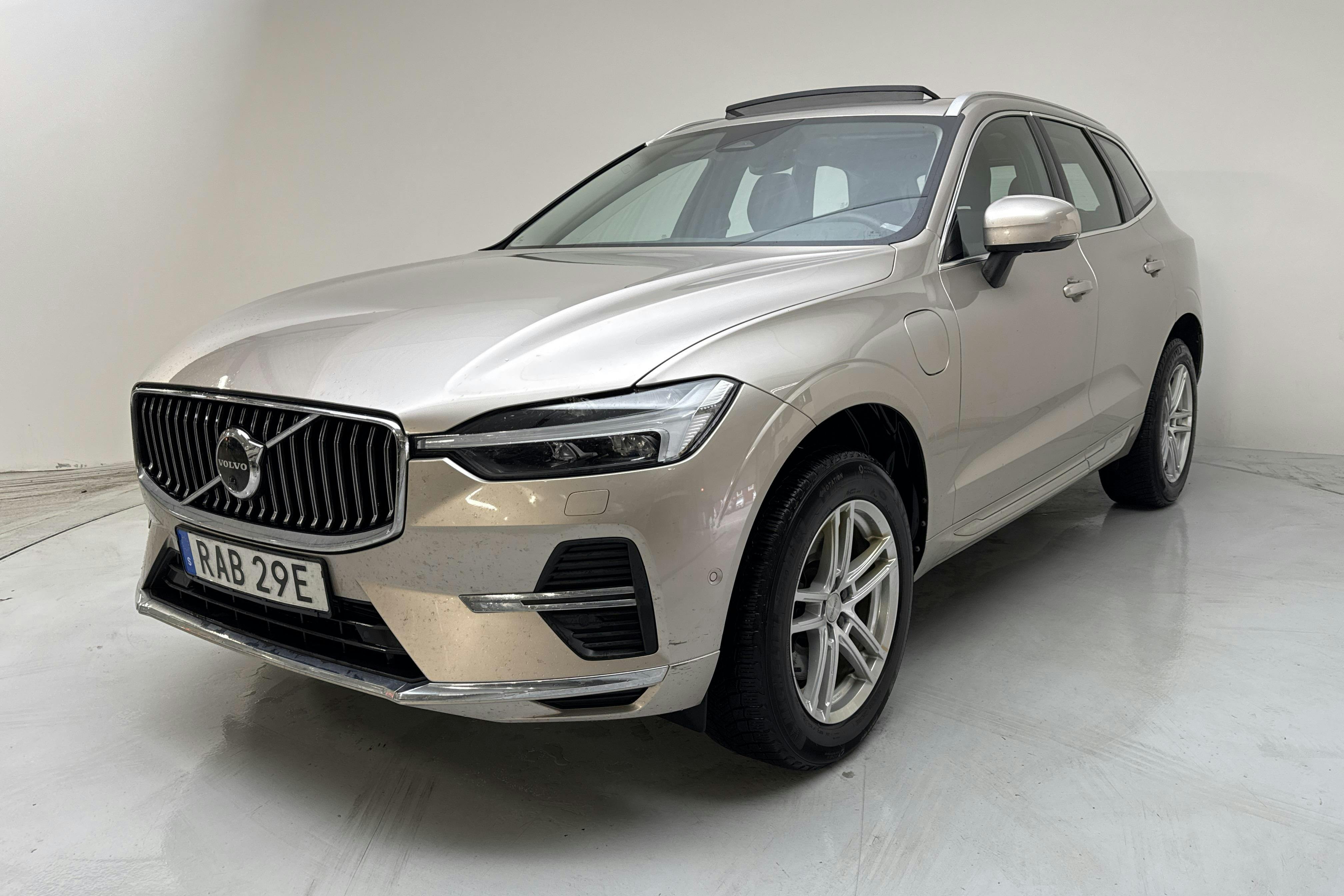 Presentationsfoto 1 av 19: Volvo XC60 T6 AWD Recharge (350hk) - 12 032 mil - Automat - Light Grey - 2023