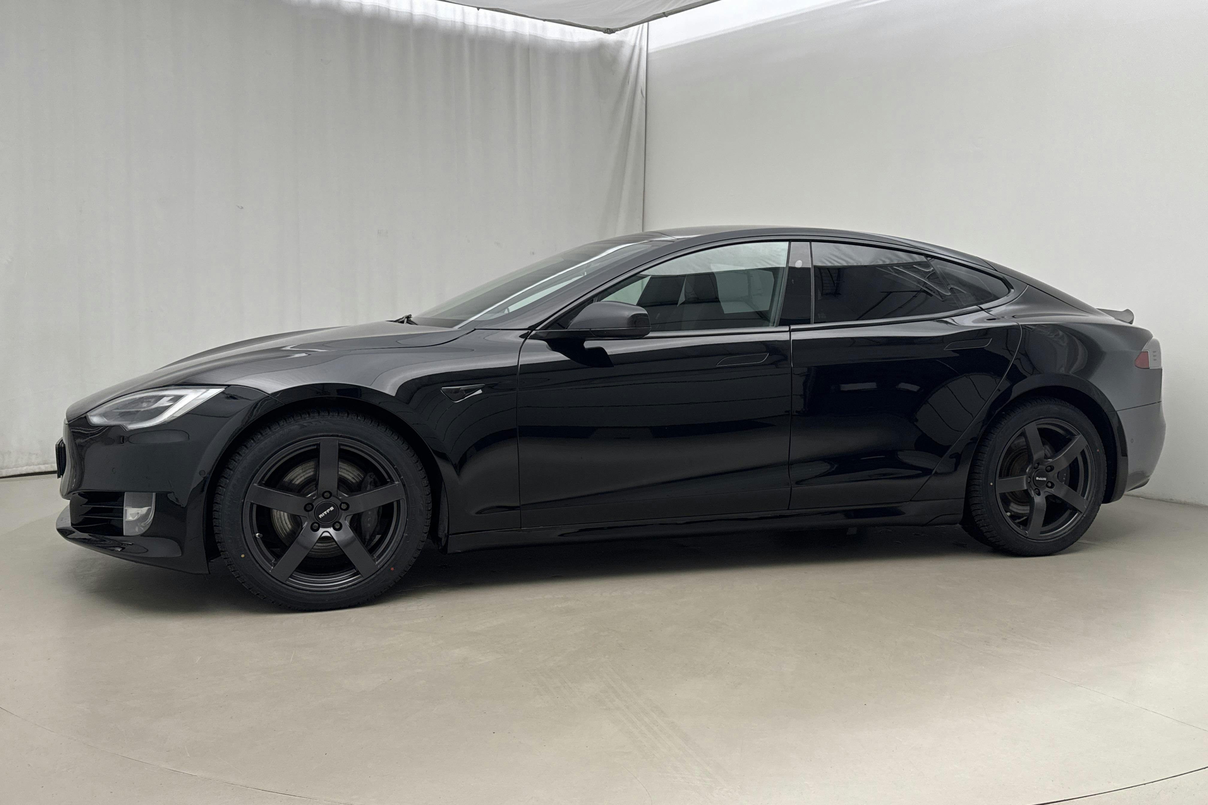 Presentationsfoto 2 av 21: Tesla Model S 75D - 19 127 mil - Automat - svart - 2017