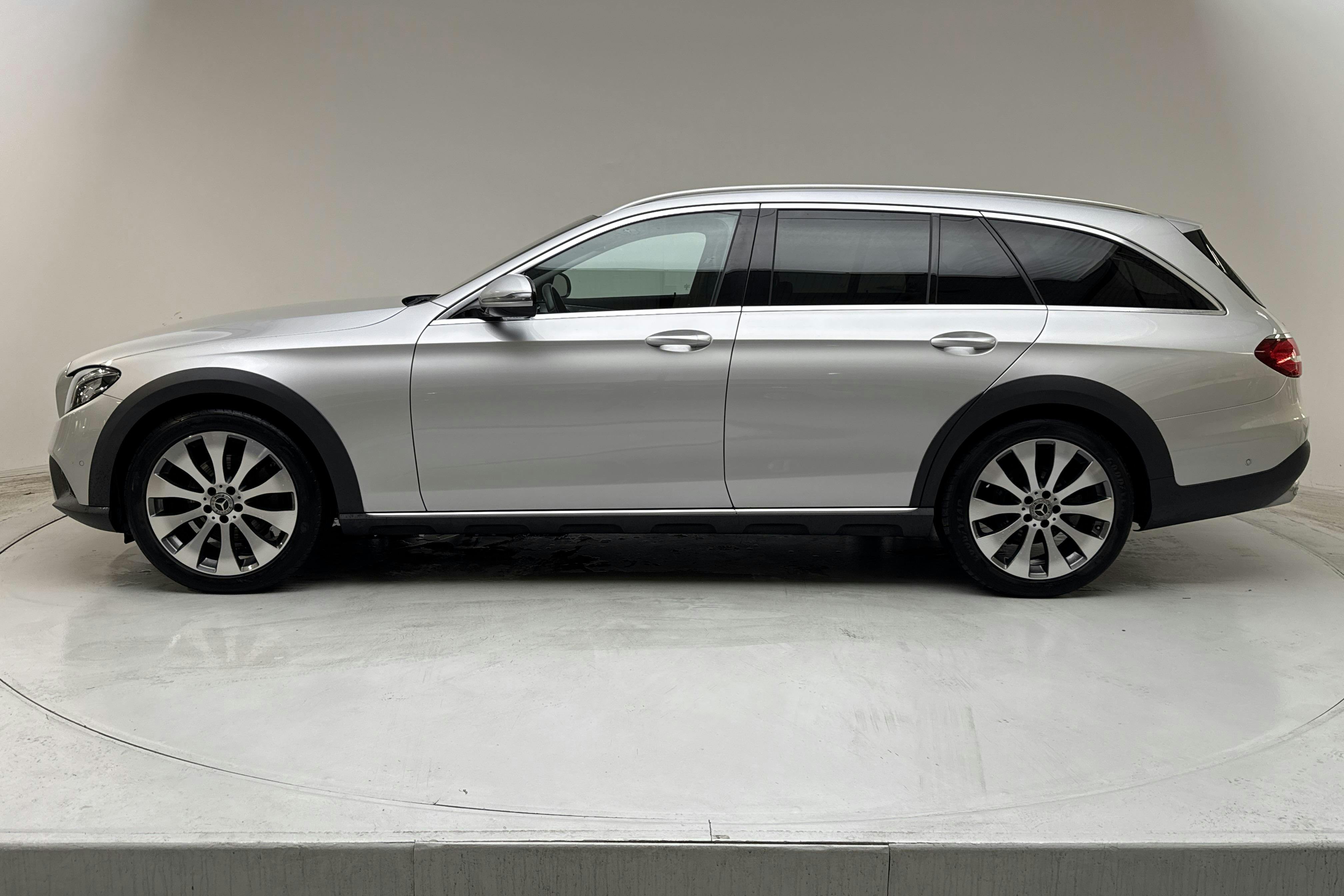 Presentationsfoto 2 av 14: Mercedes E 220 d 4MATIC All-Terrain S213 (194hk) - 16 130 mil - Automat - silver - 2018