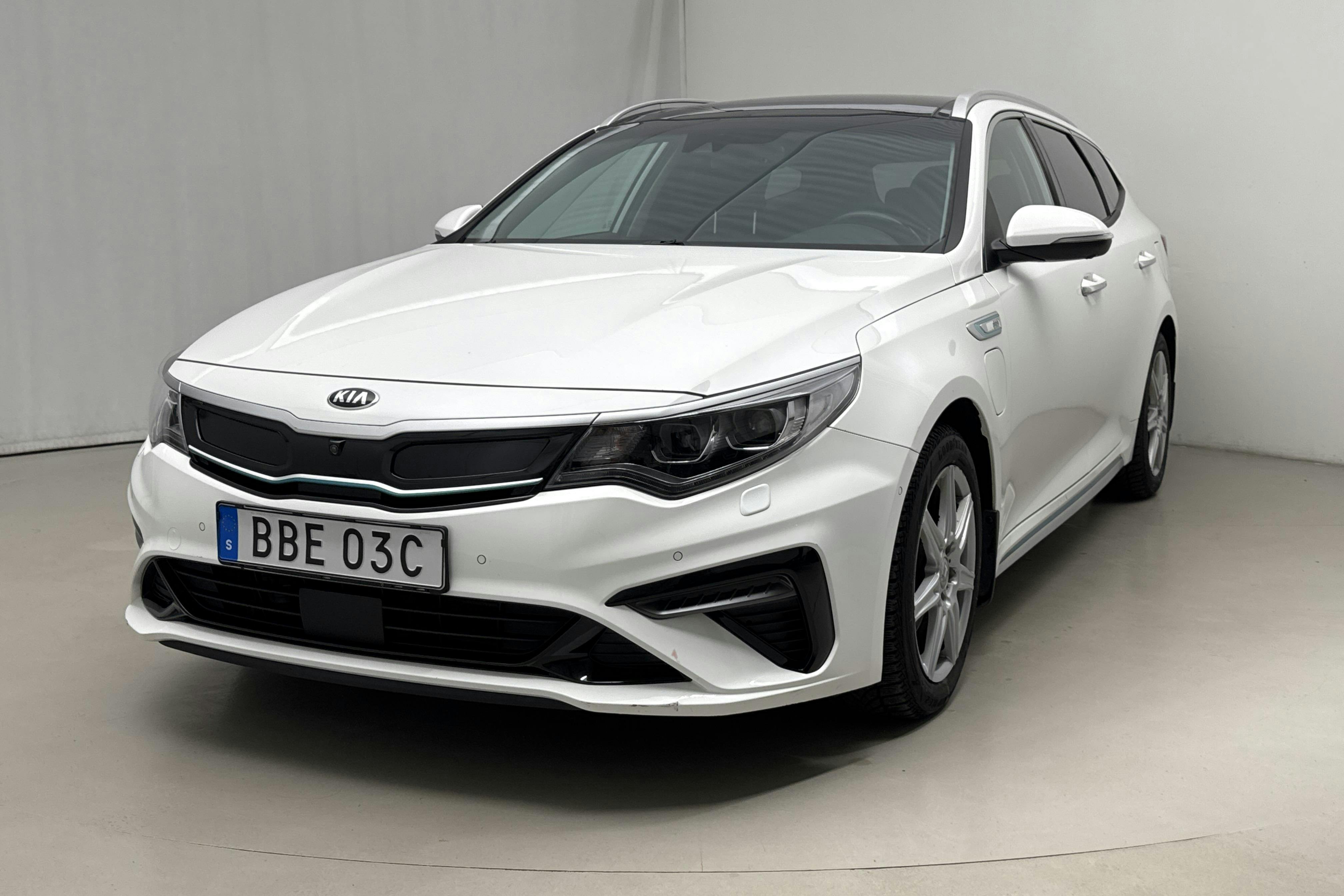 Presentation photo 1 of 24: KIA Optima 2.0 GDi Plug-in Hybrid SW (205hk) - 99 000 km - Automatic - white - 2020
