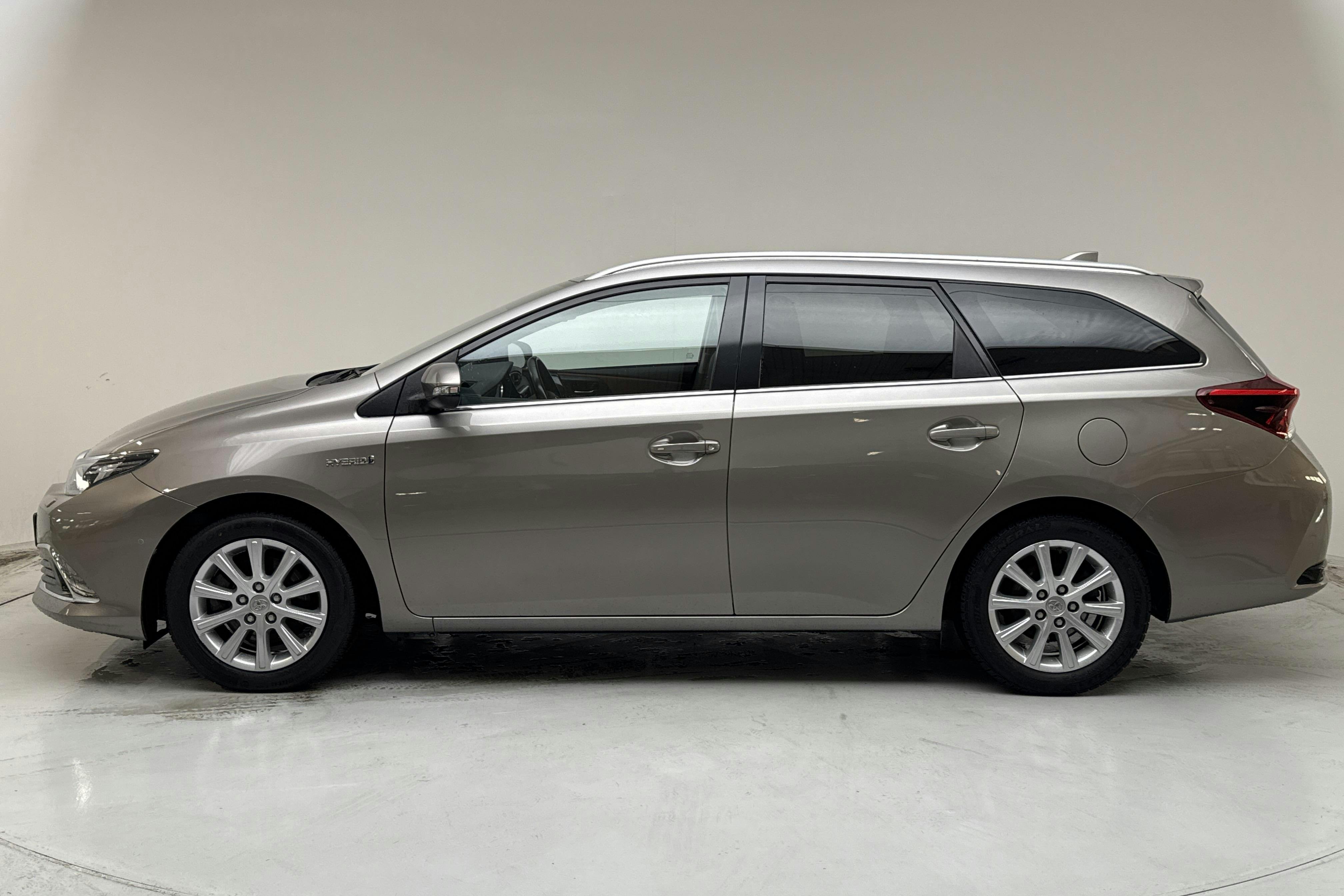 Presentationsfoto 2 av 14: Toyota Auris 1.8 HSD Touring Sports (99hk) - 7 780 mil - Automat - brun - 2016