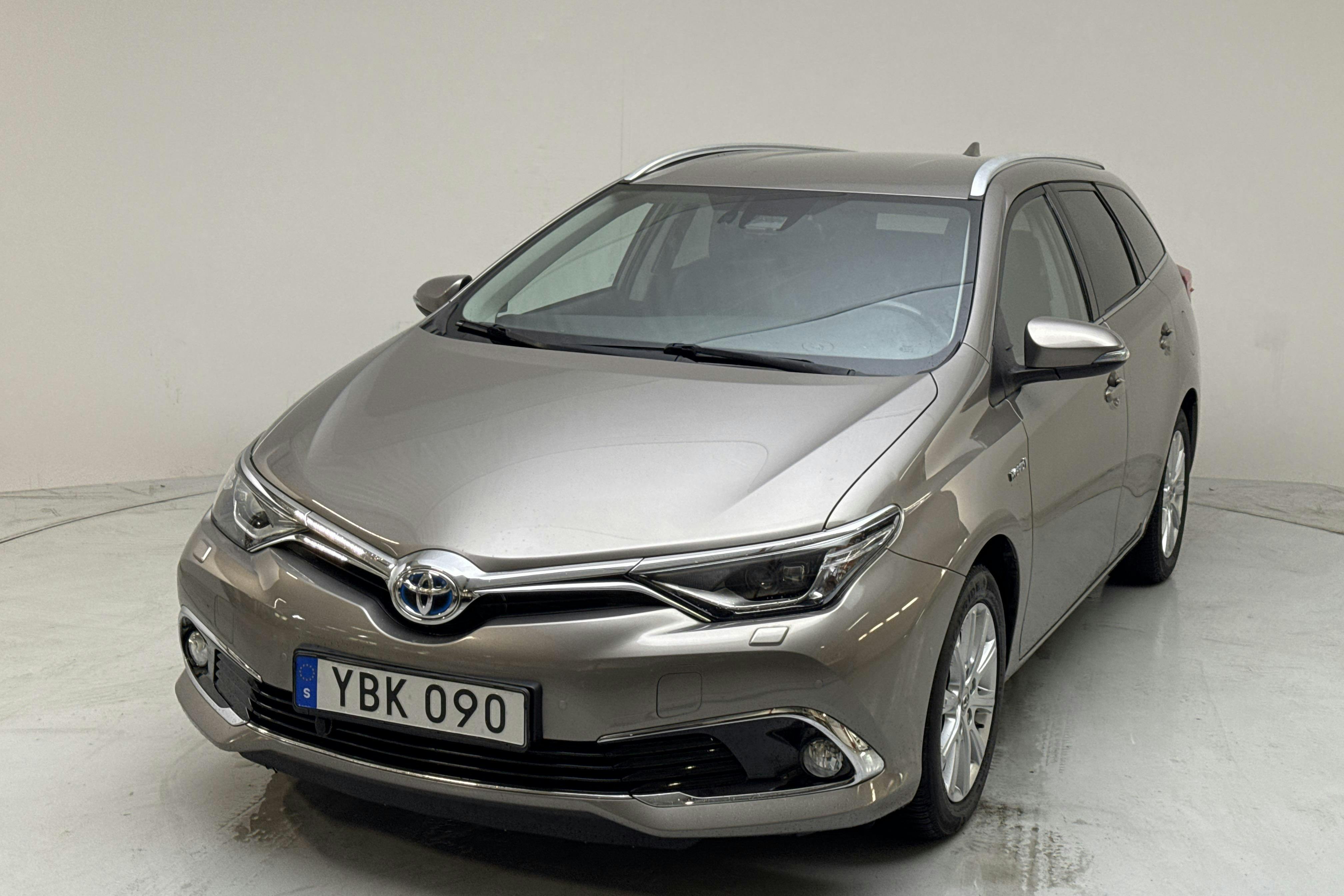Presentationsfoto 1 av 14: Toyota Auris 1.8 HSD Touring Sports (99hk) - 7 780 mil - Automat - brun - 2016
