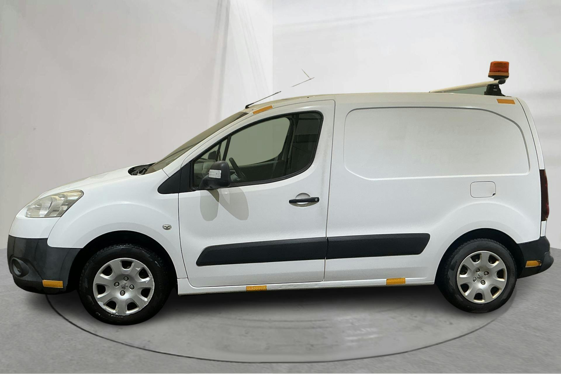 Presentationsfoto 2 av 12: Peugeot Partner 1.6 e-HDI Skåp (90hk) - 15 642 mil - Manuell - vit - 2012