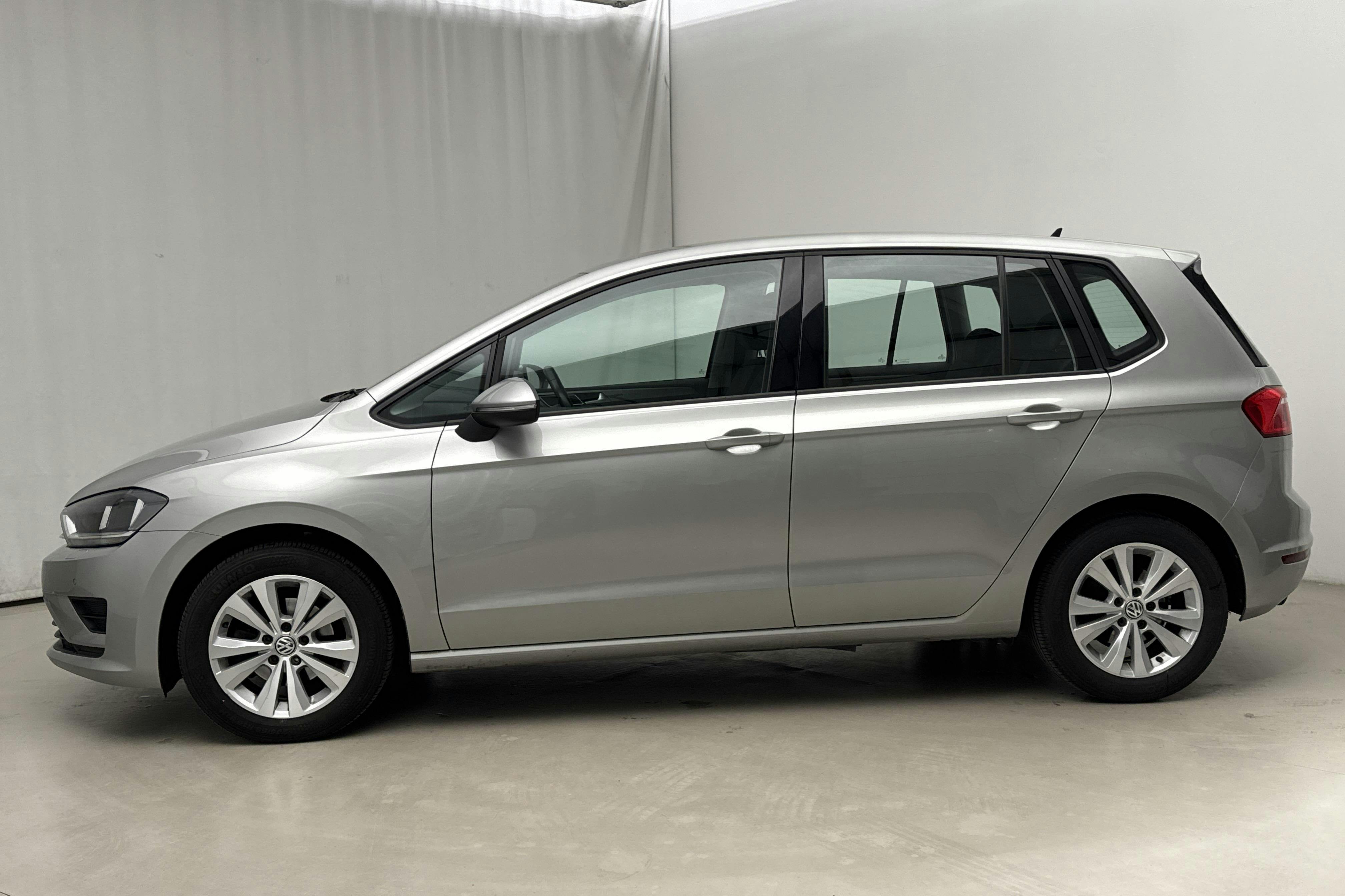 Presentationsfoto 2 av 17: VW Golf VII 1.2 TSI BlueMotion Technology Sportsvan (110hk) - 7 678 mil - Manuell - silver - 2018
