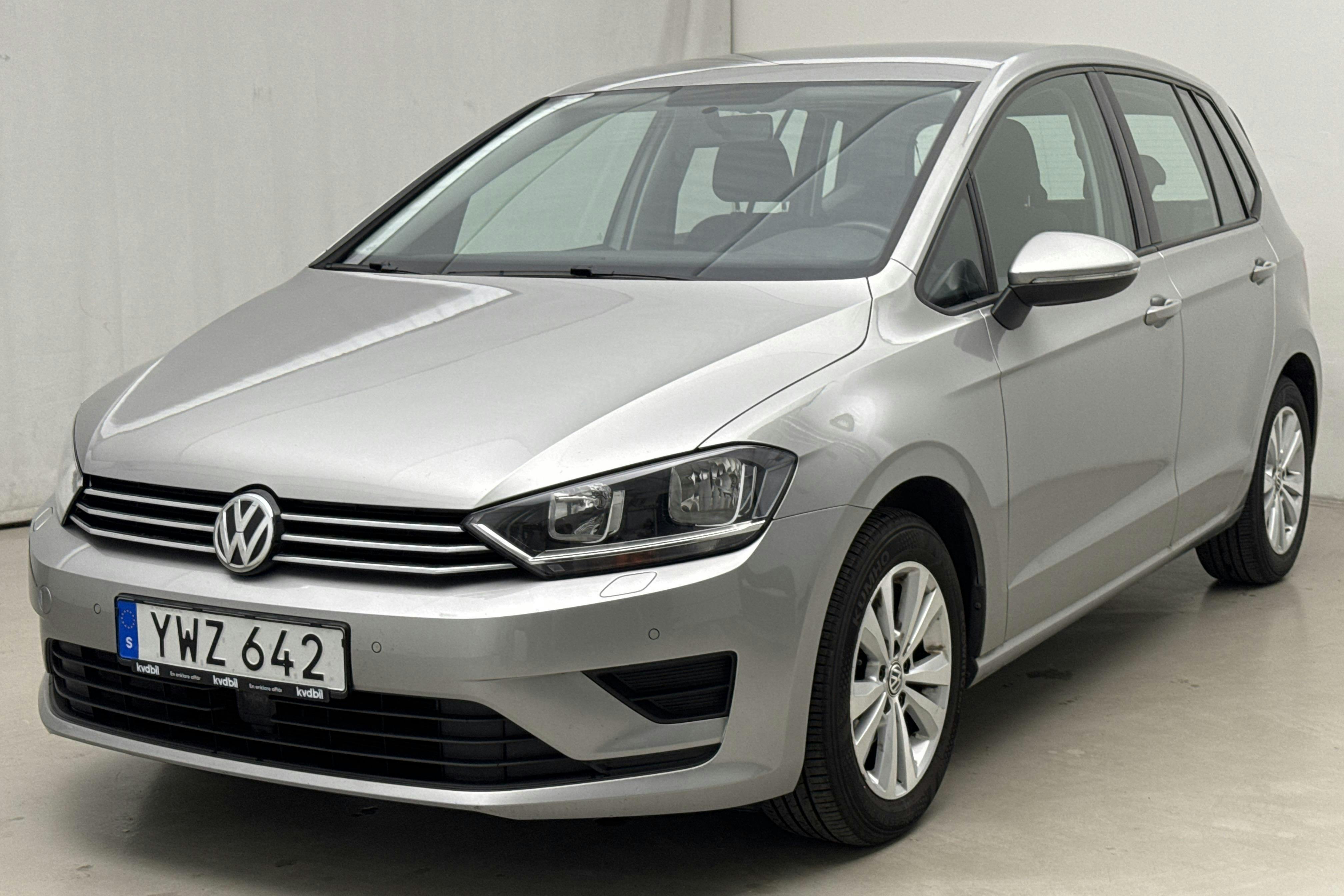 Presentationsfoto 1 av 17: VW Golf VII 1.2 TSI BlueMotion Technology Sportsvan (110hk) - 7 678 mil - Manuell - silver - 2018