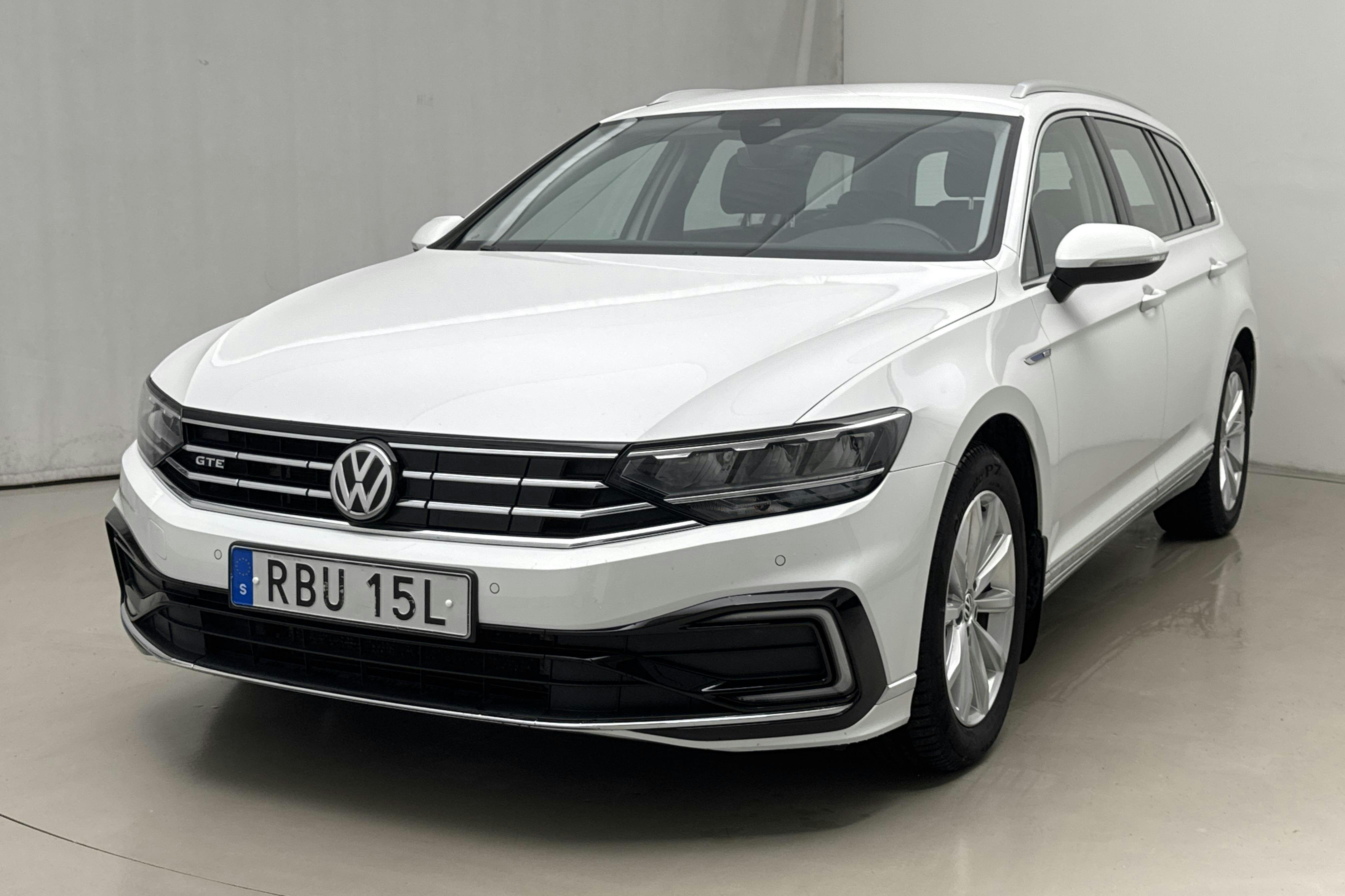 Presentationsfoto 1 av 23: VW Passat 1.4 GTE Sportscombi (218hk) - 6 404 mil - Automat - vit - 2020