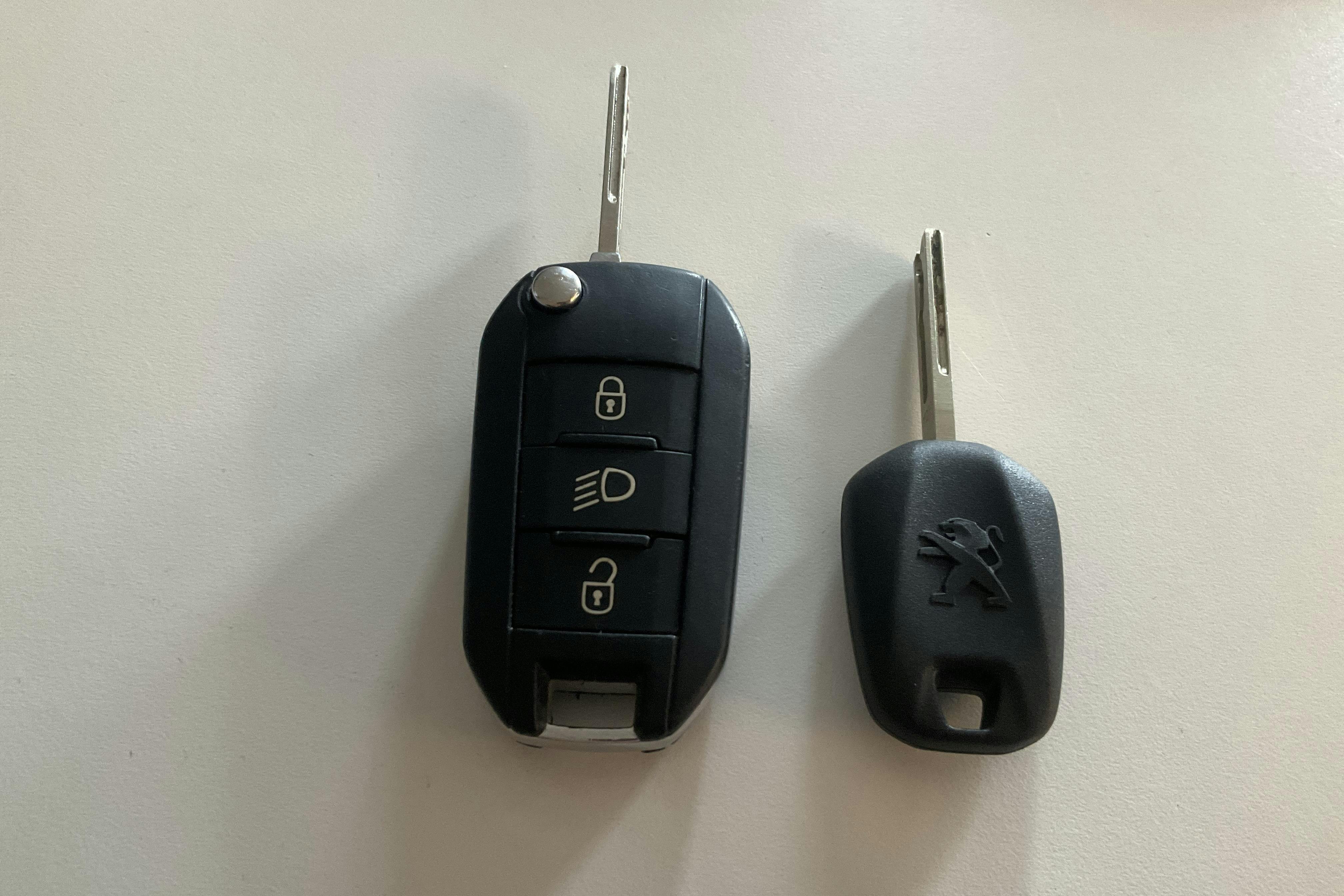 Presentationsfoto 18 av 18: Peugeot 208 1.2 VTi 5dr (82hk) - 10 015 mil - Manuell - Dark Red - 2014