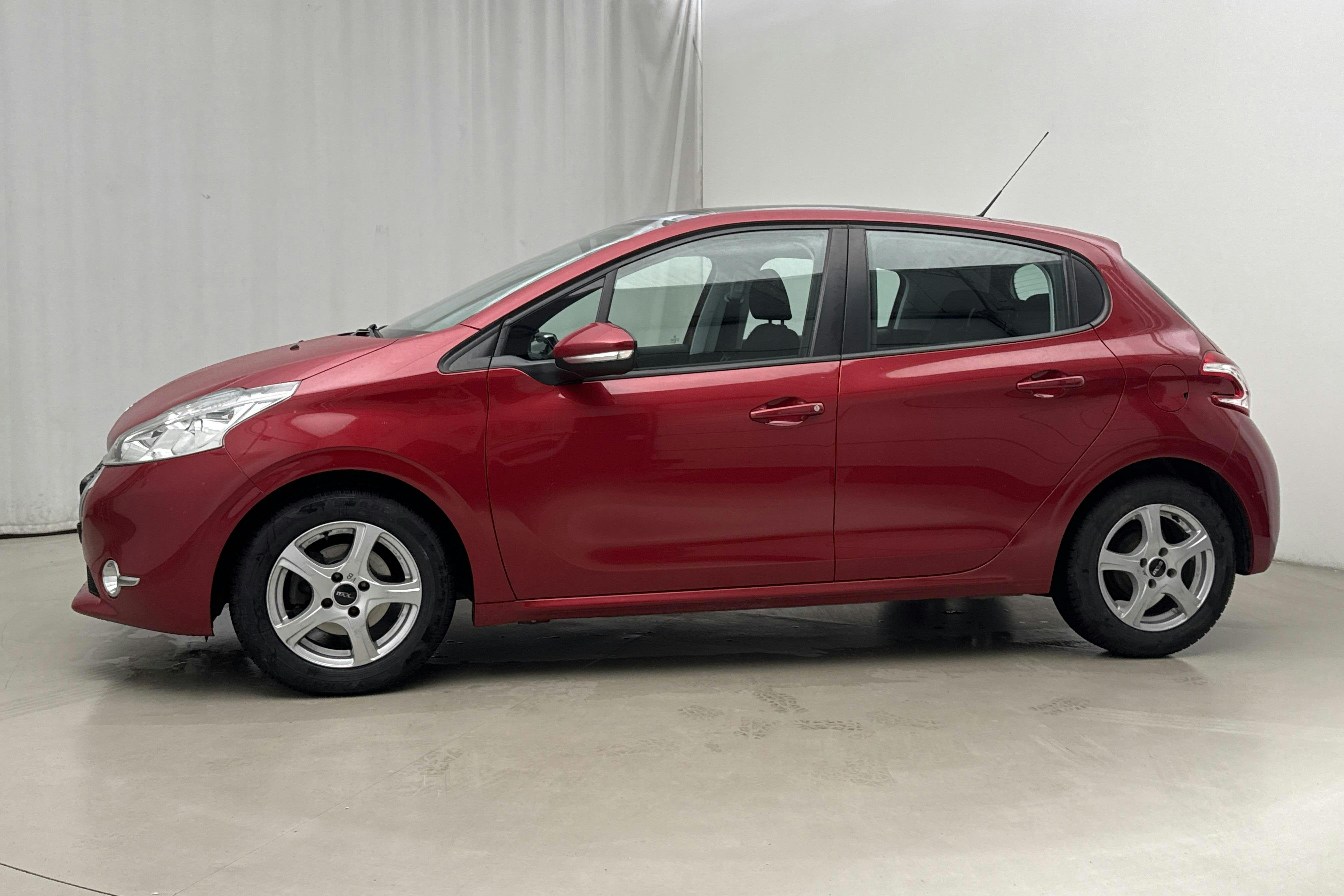 Presentationsfoto 2 av 18: Peugeot 208 1.2 VTi 5dr (82hk) - 10 015 mil - Manuell - Dark Red - 2014