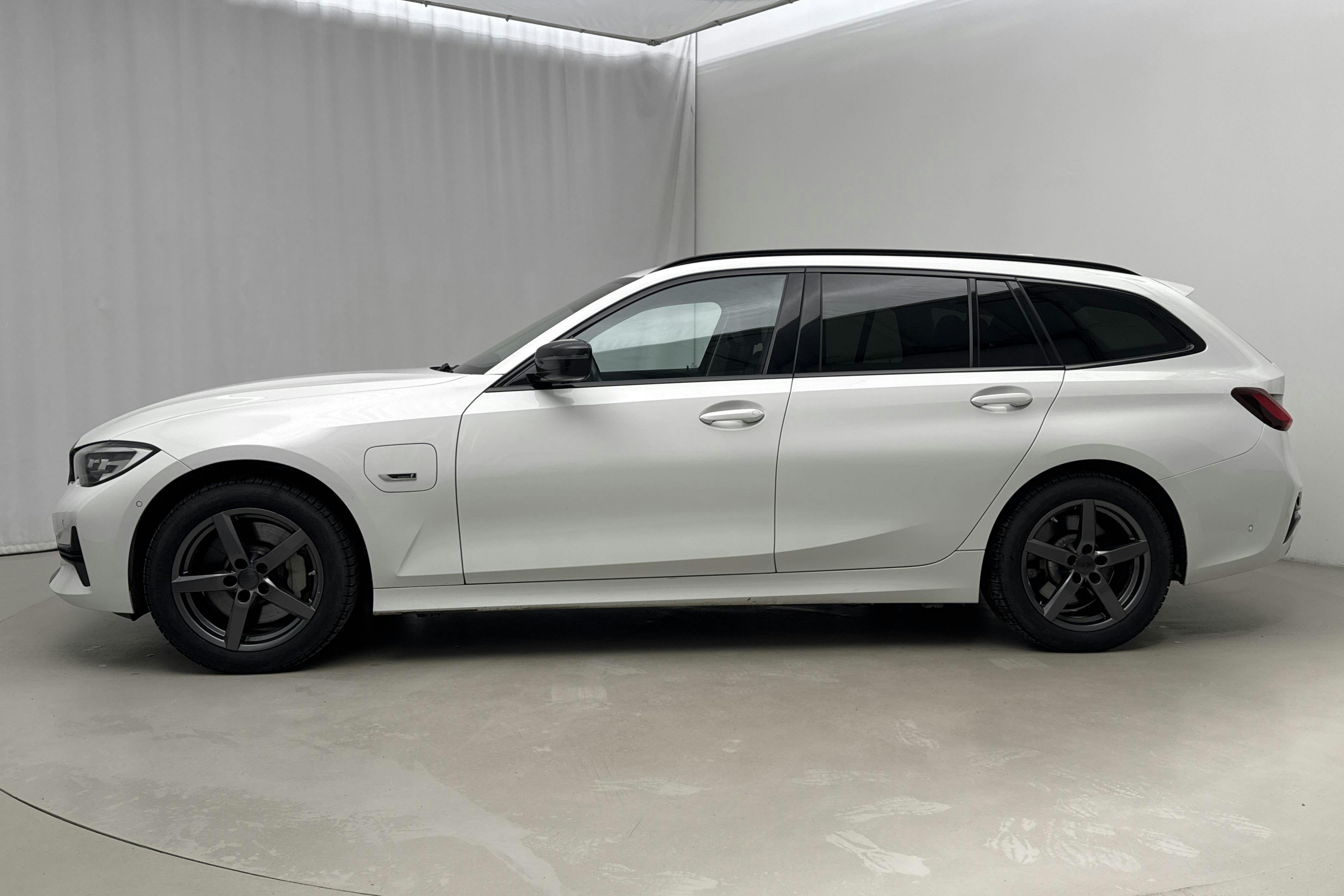 Presentationsfoto 2 av 25: BMW 330e xDrive Touring, G21 (292hk) - 8 624 mil - Automat - vit - 2022