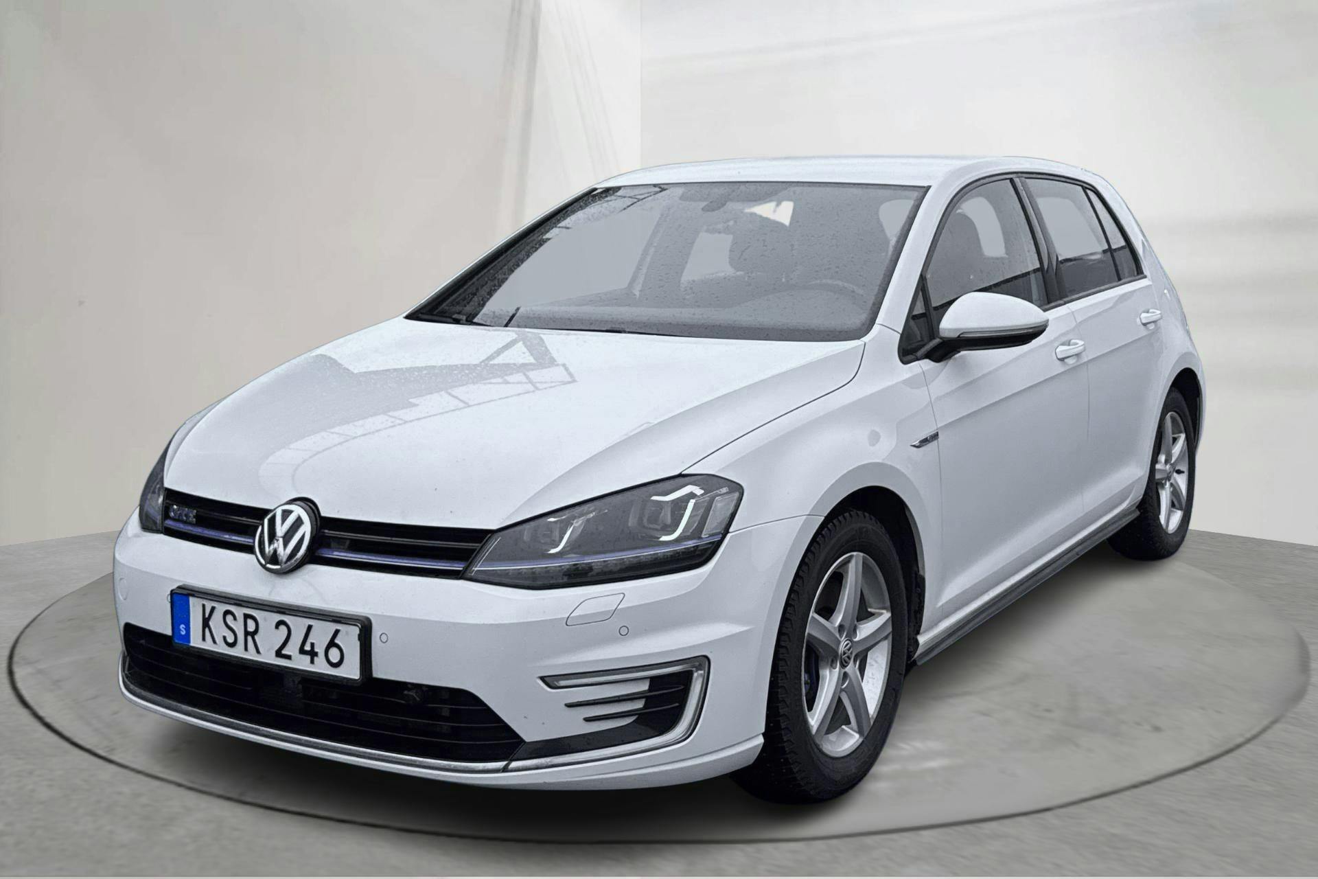 Presentationsfoto 1 av 17: VW Golf VII 1.4 Plug-in-Hybrid 5dr (204hk) - 22 345 mil - Automat - vit - 2015
