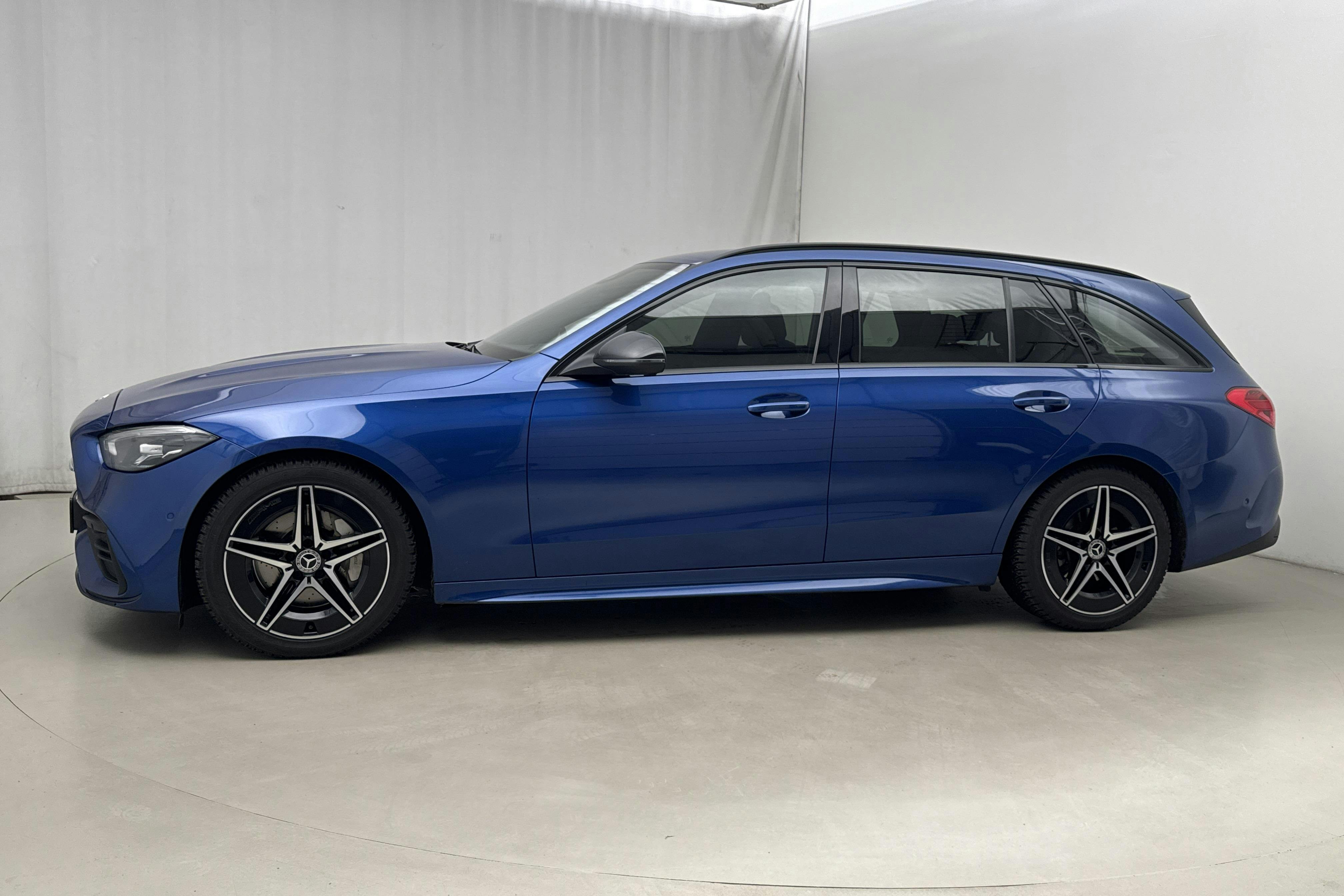 Presentationsfoto 2 av 21: Mercedes C 220 d Kombi 4Matic S206 (200hk) - 17 254 mil - Automat - blå - 2023