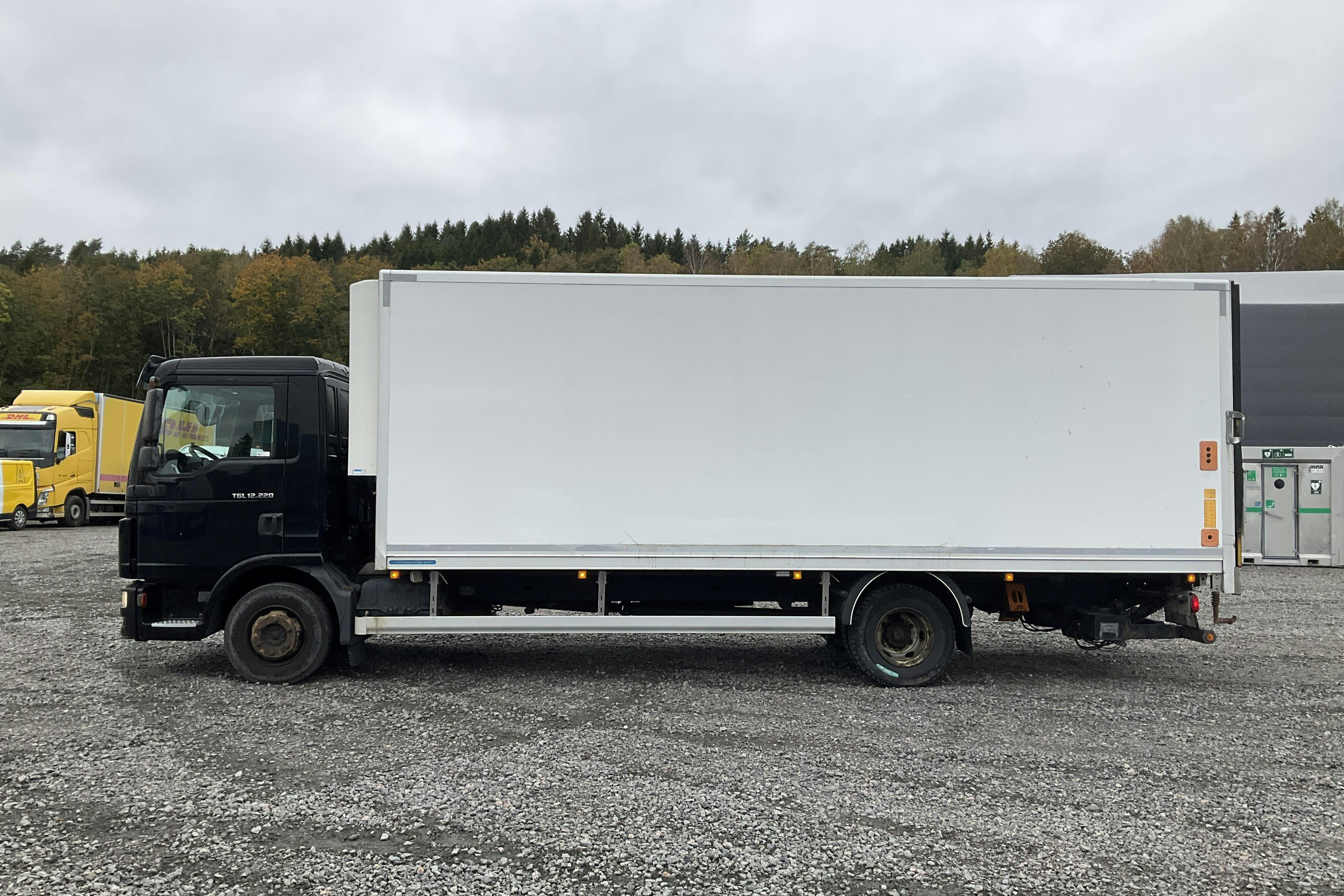 Presentation photo 2 of 39: MAN N15 TGL 12.220 4X2 BL MAN N15 TGL 12.220 4X2 BL - 346 220 km - Automatic - black - 2015