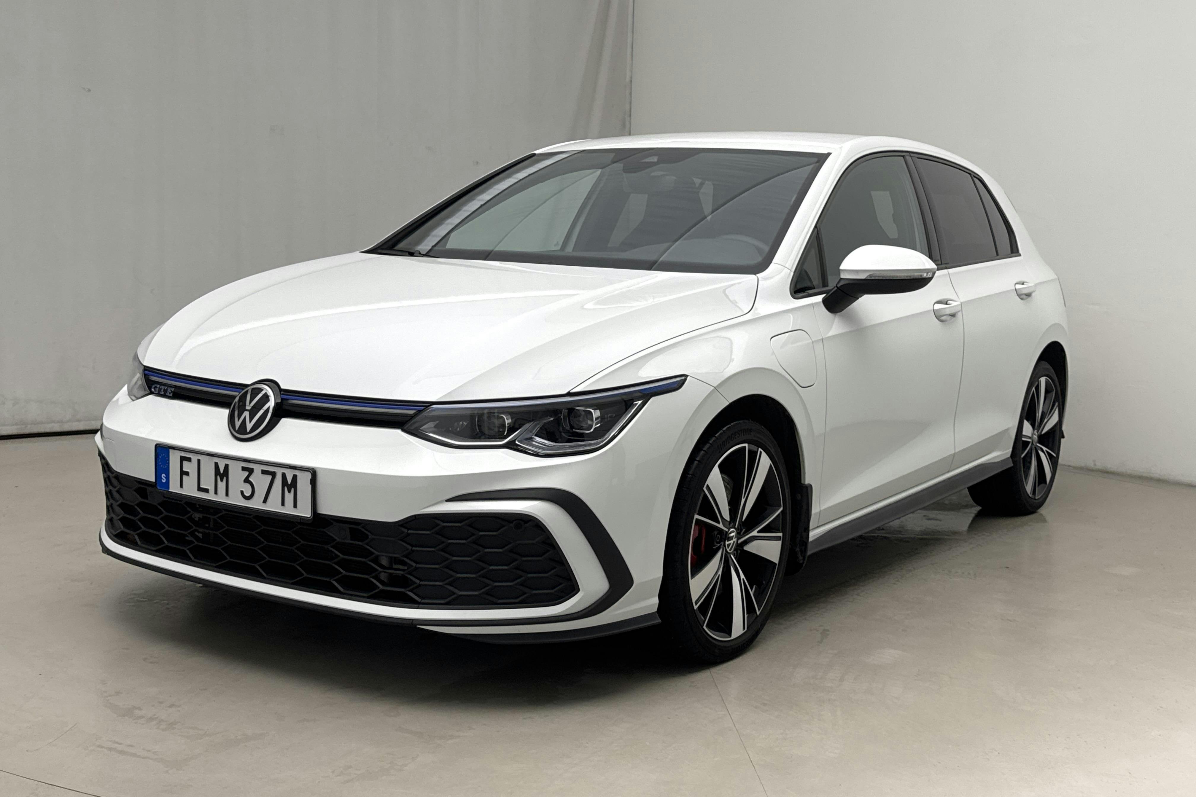 Presentationsfoto 1 av 22: VW Golf VIII 1.4 GTE 5dr (245hk) - 4 276 mil - Automat - vit - 2021