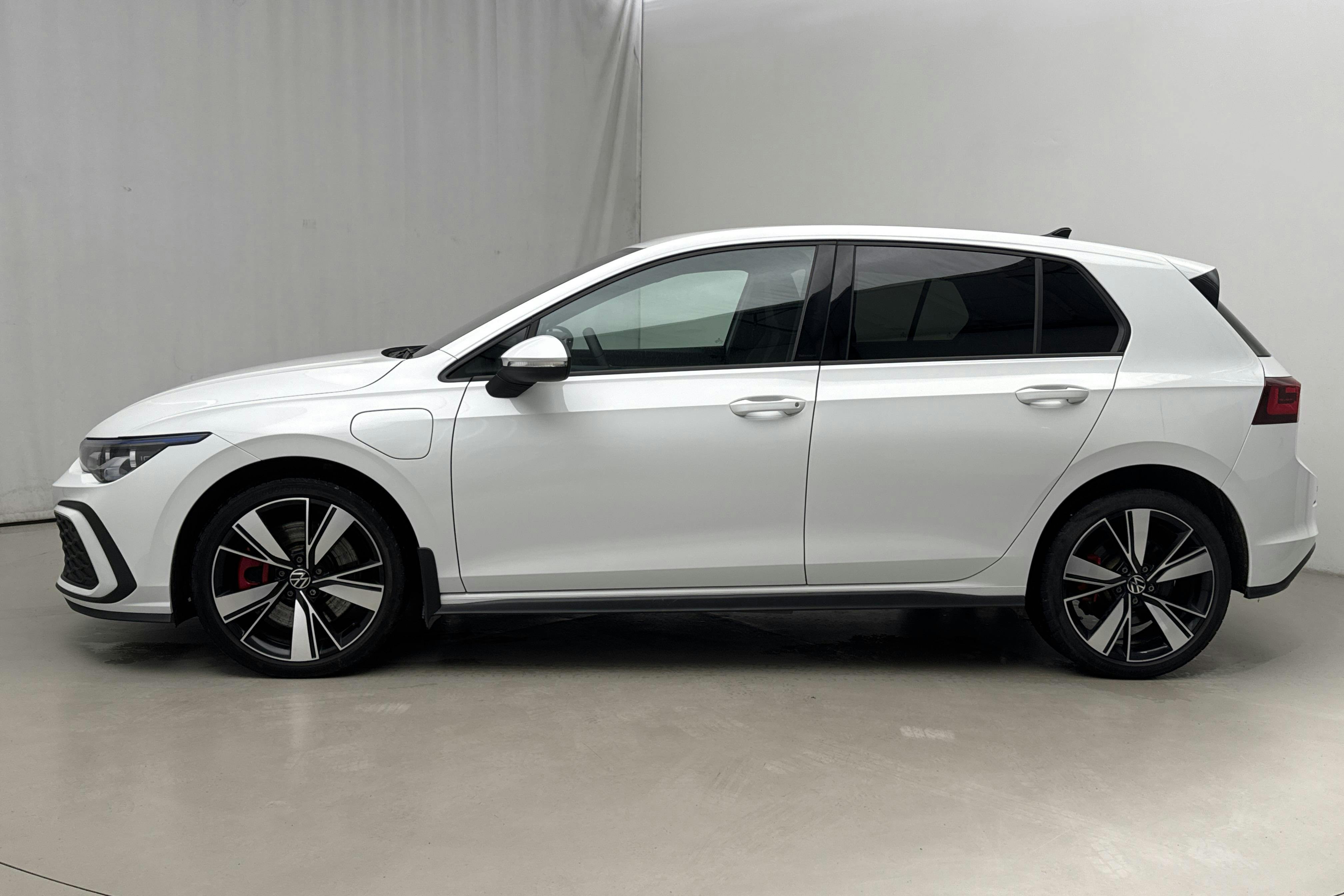 Presentationsfoto 2 av 22: VW Golf VIII 1.4 GTE 5dr (245hk) - 4 276 mil - Automat - vit - 2021