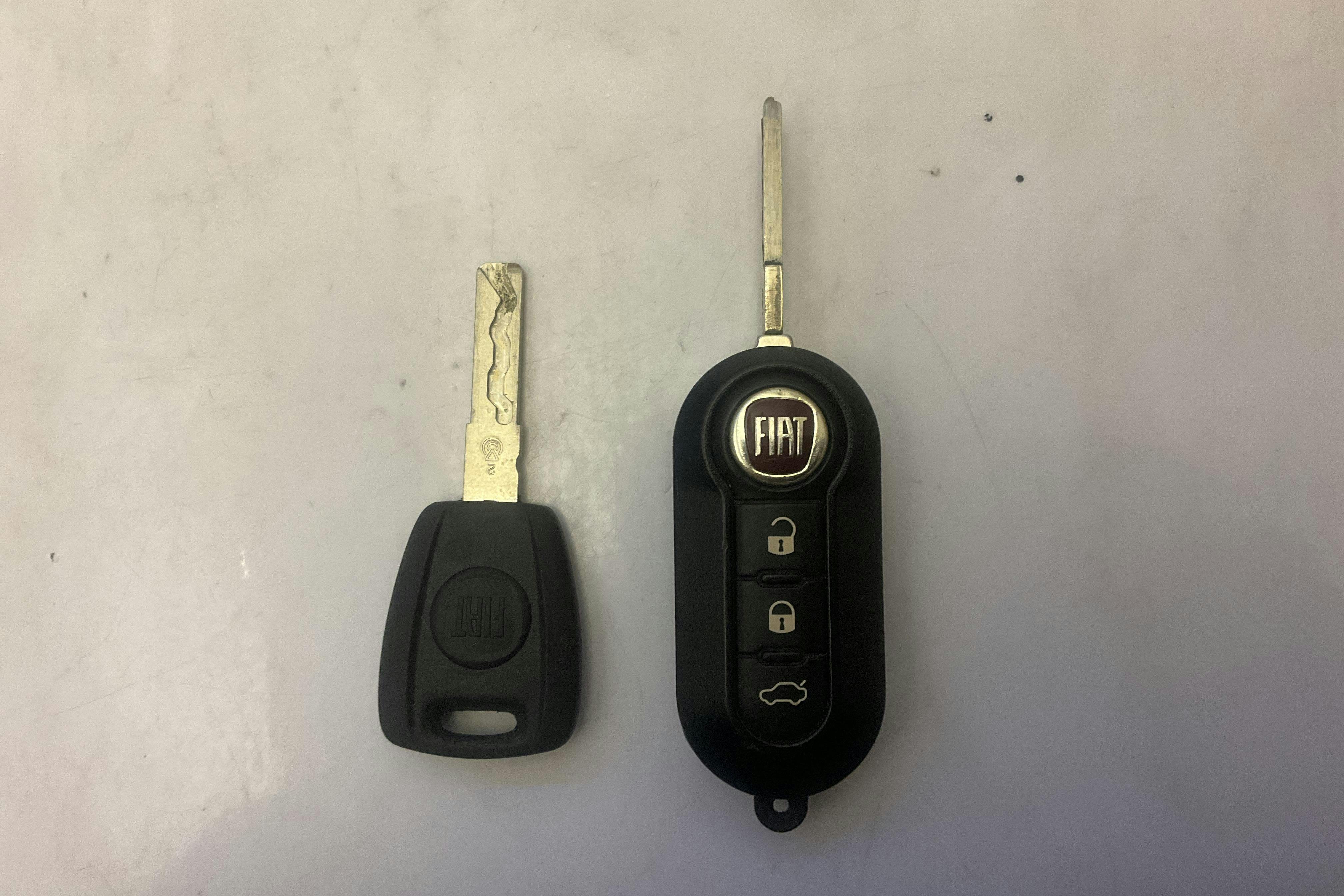 Presentation photo 13 of 13: Fiat 500 1.2 (69hk) - 67 180 km - Manual - red - 2019