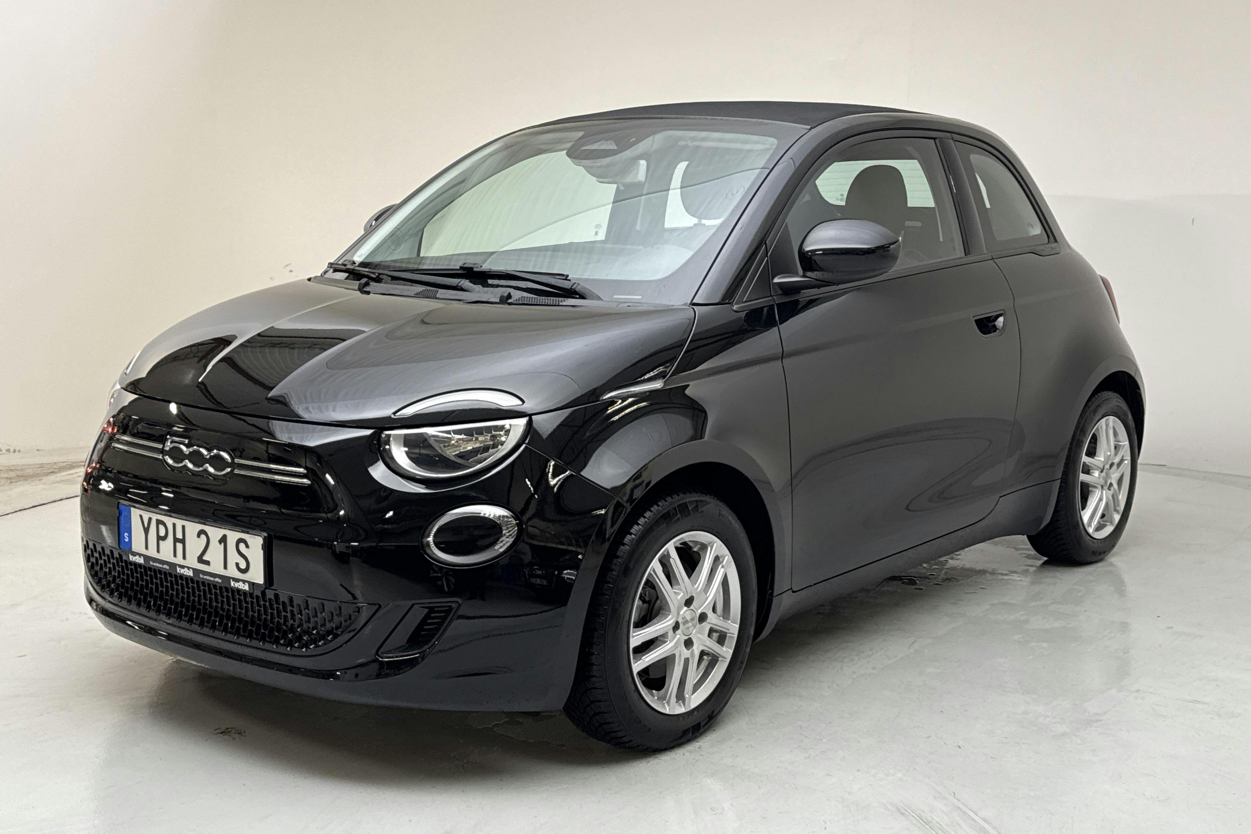 Presentationsfoto 1 av 17: Fiat 500e Cabriolet (118hk) - 4 829 mil - Automat - svart - 2022